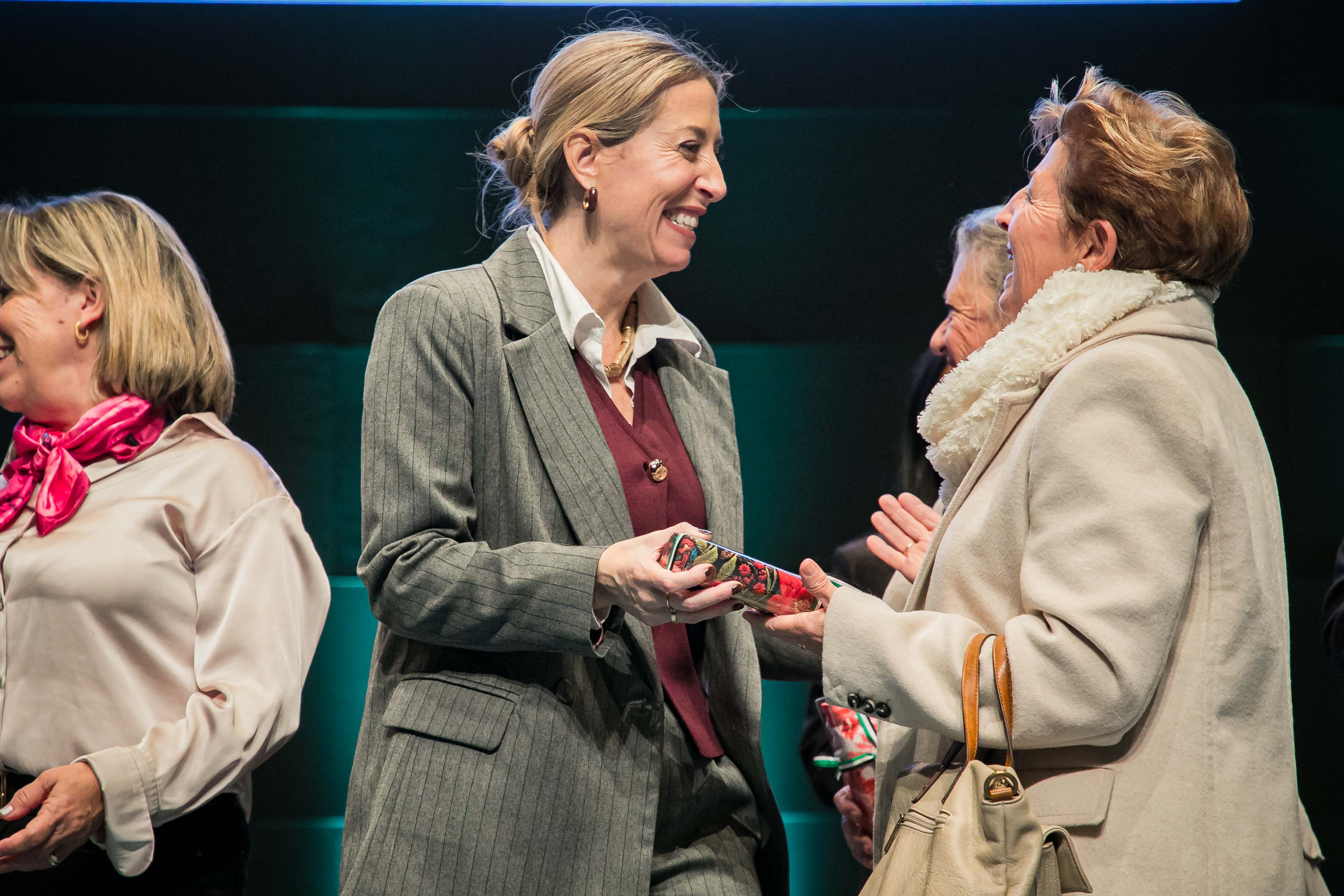 Presidenta y asistentes