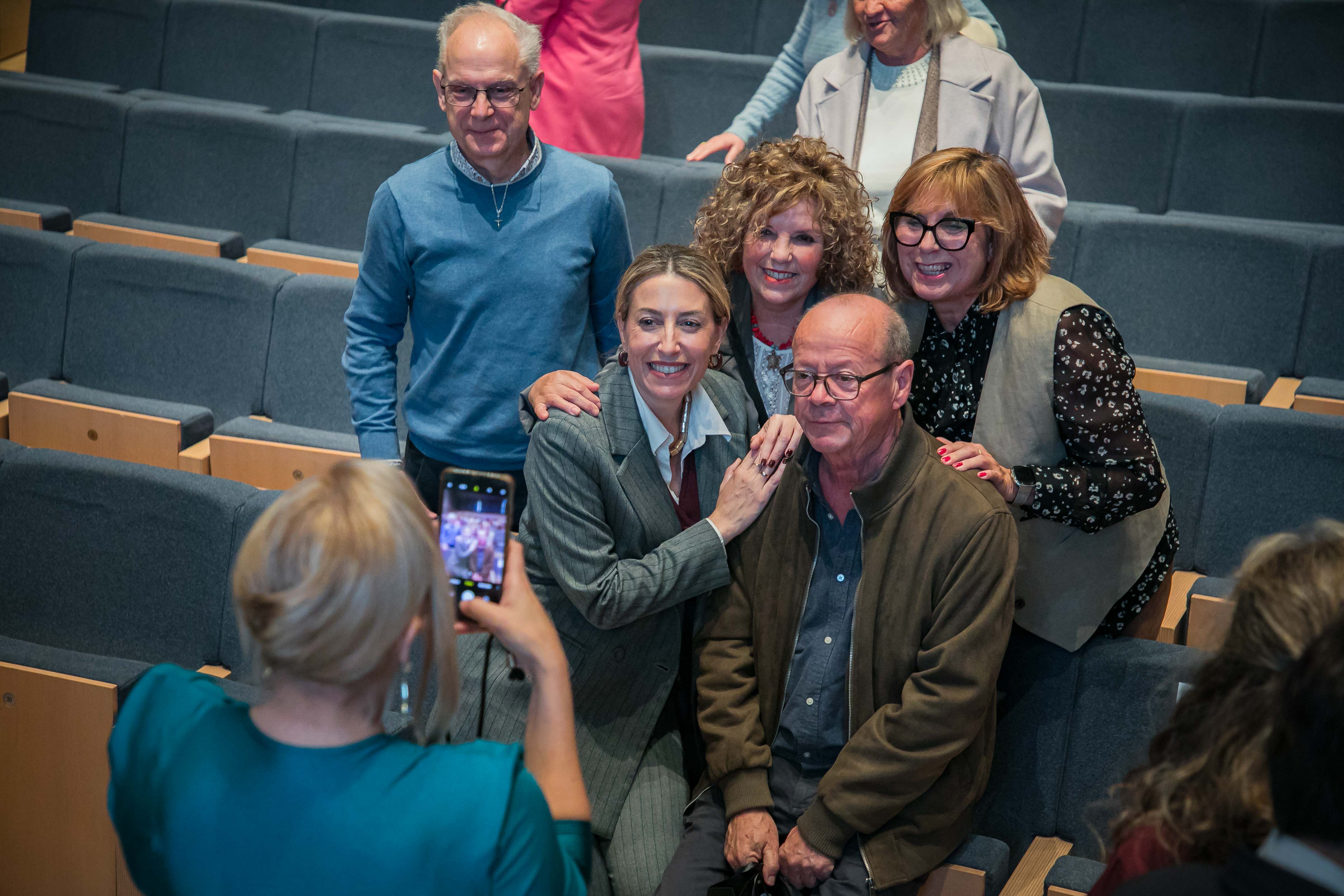 Presidenta con asistentes