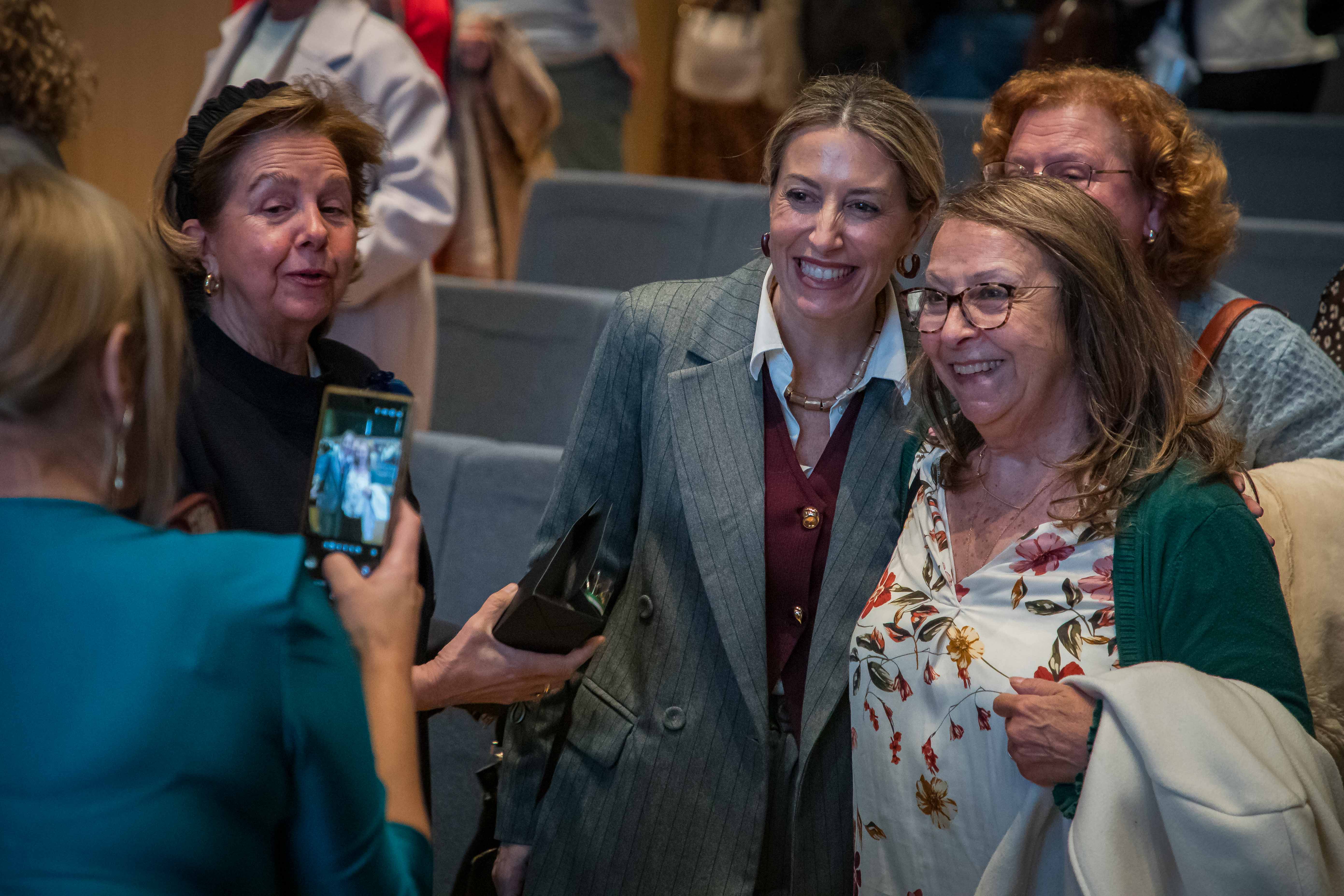 Otra imagen de la Presidenta junto a jubiladas