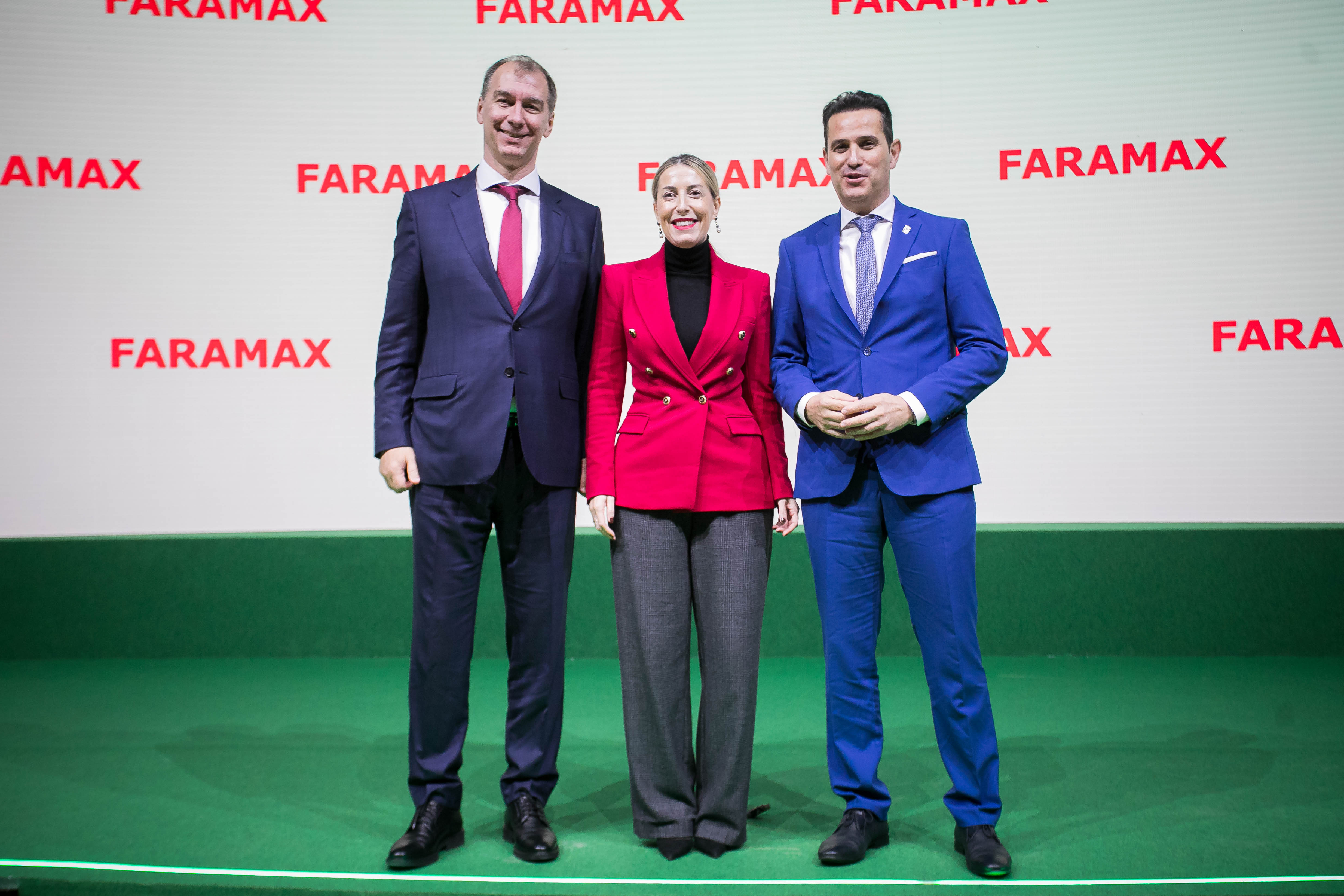 Presidenta con miembros de la empresa