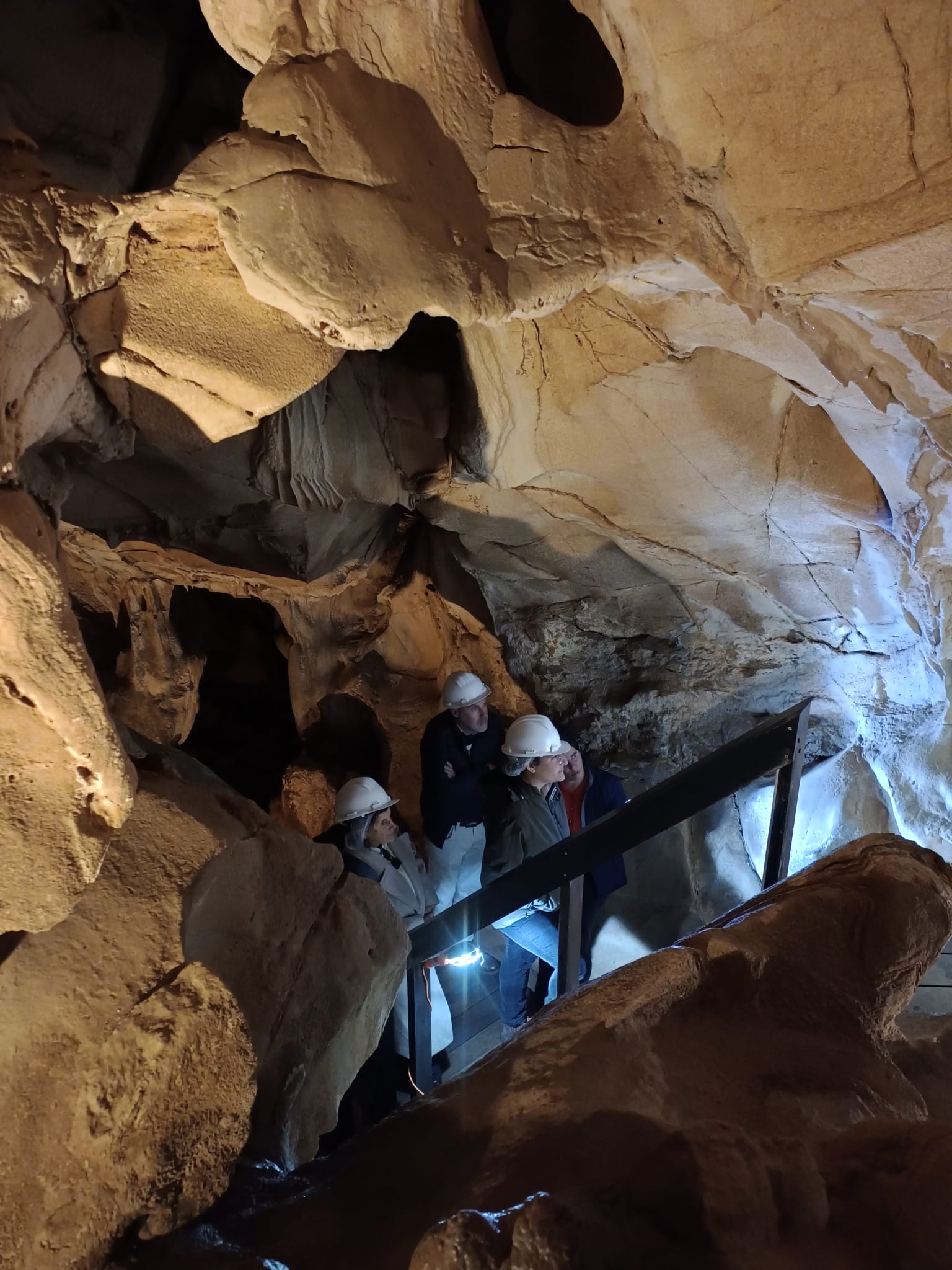Investigando en la cueva