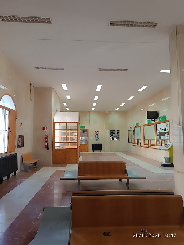 Interior de la estación de autobuses.