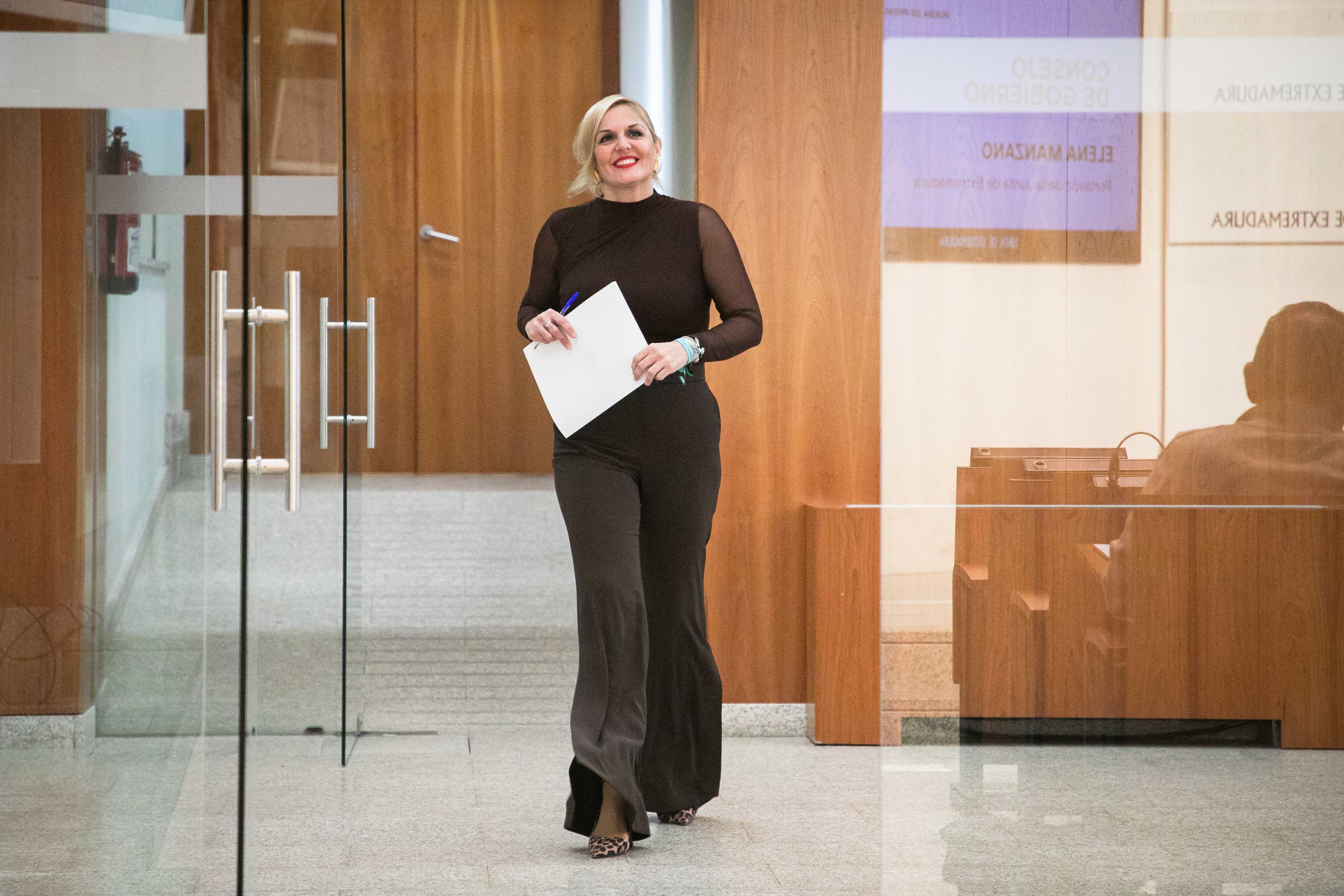 Imagen de la portavoz Elena Manzano en la rueda de prensa posterior al Consejo de Gobierno