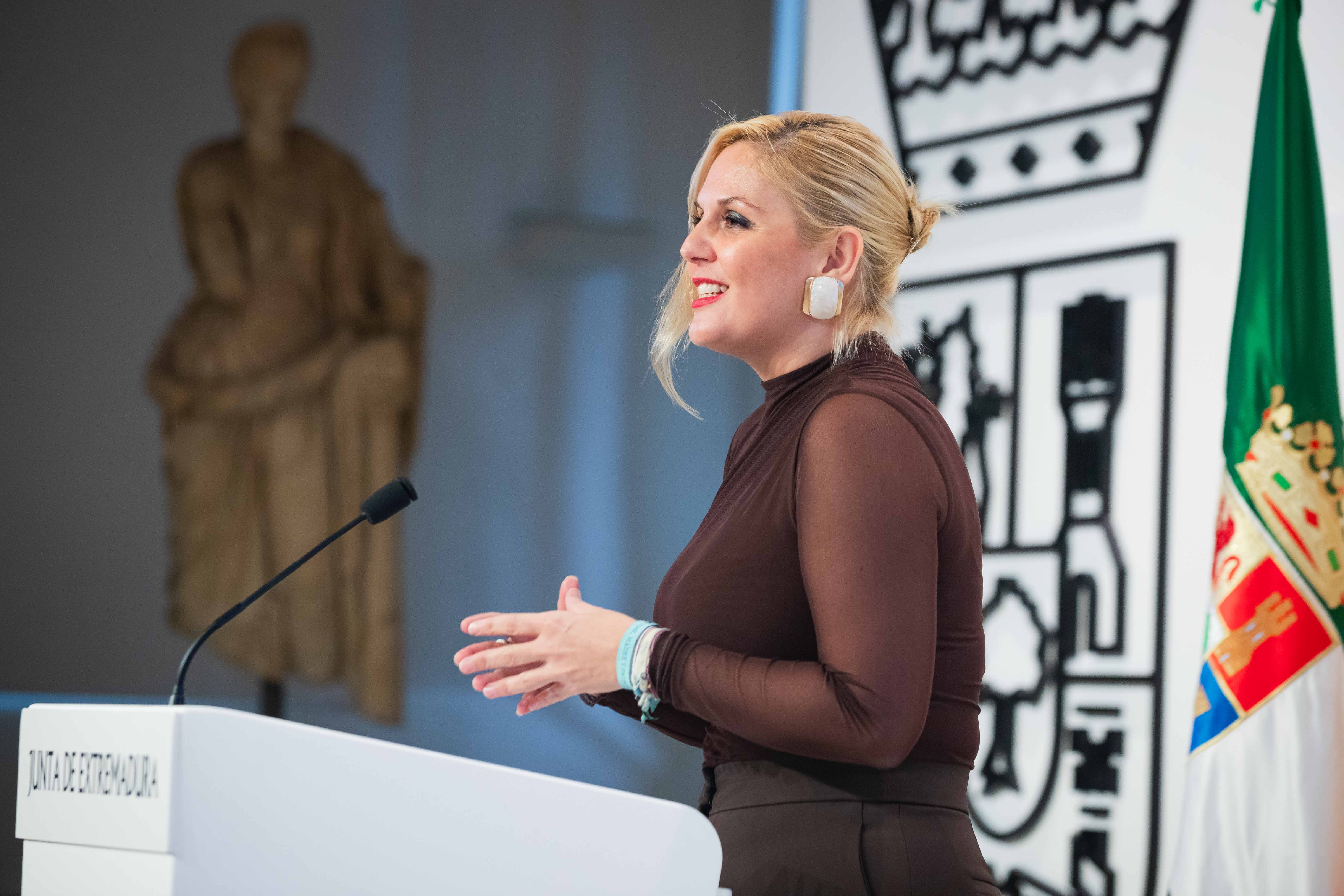 Imagen de la portavoz Elena Manzano en la rueda de prensa posterior al Consejo de Gobierno