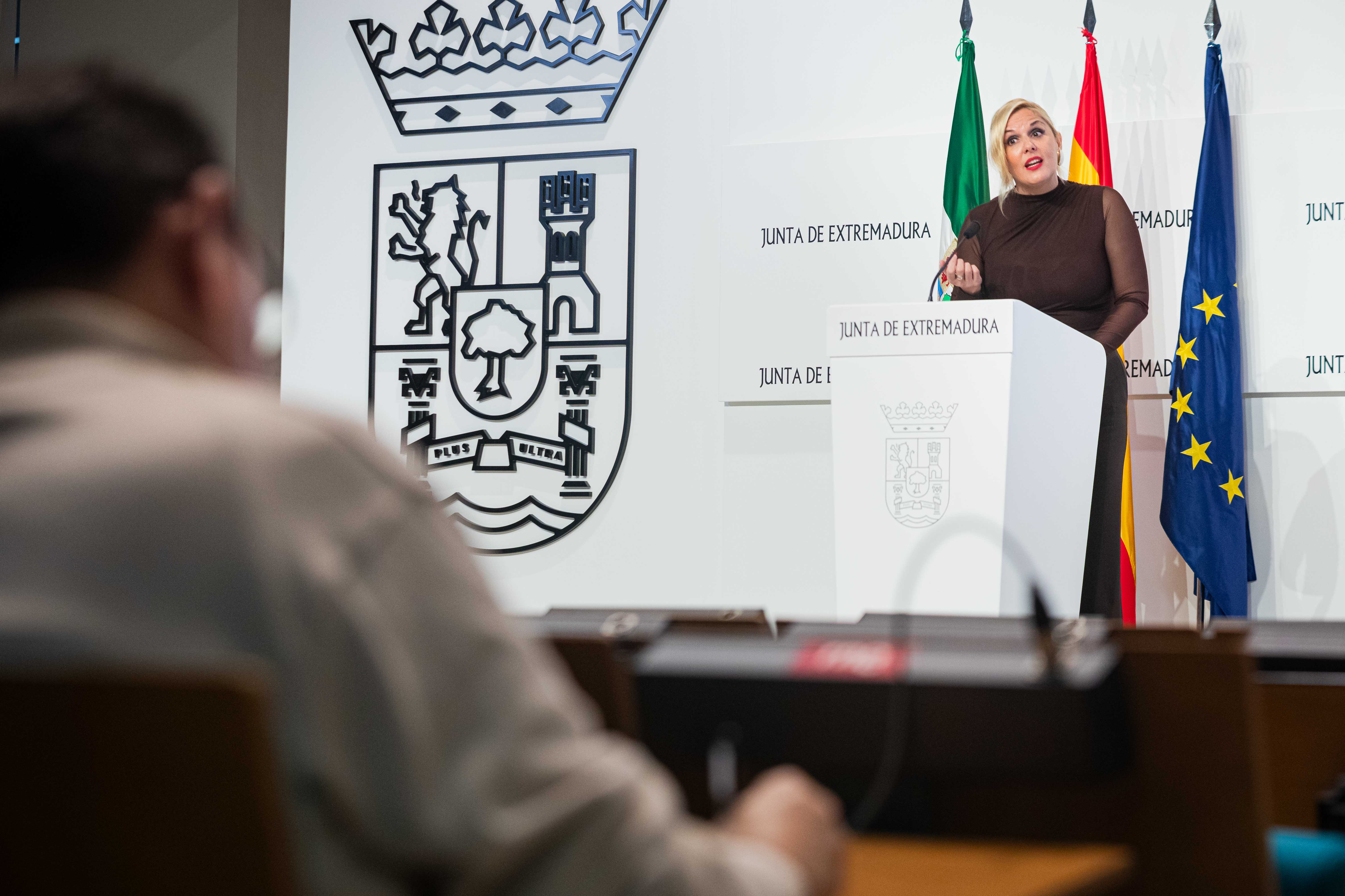 Imagen de la portavoz Elena Manzano en la rueda de prensa posterior al Consejo de Gobierno