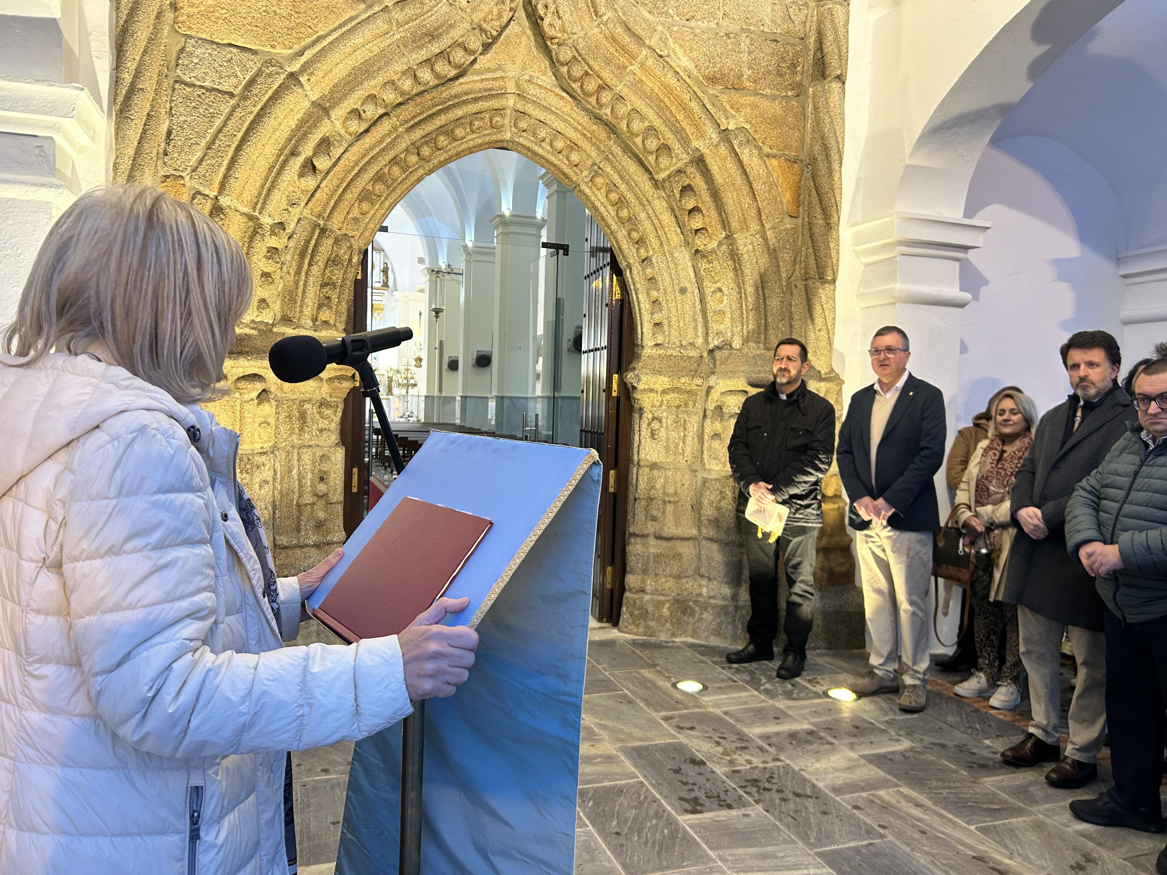 La consejera hablando