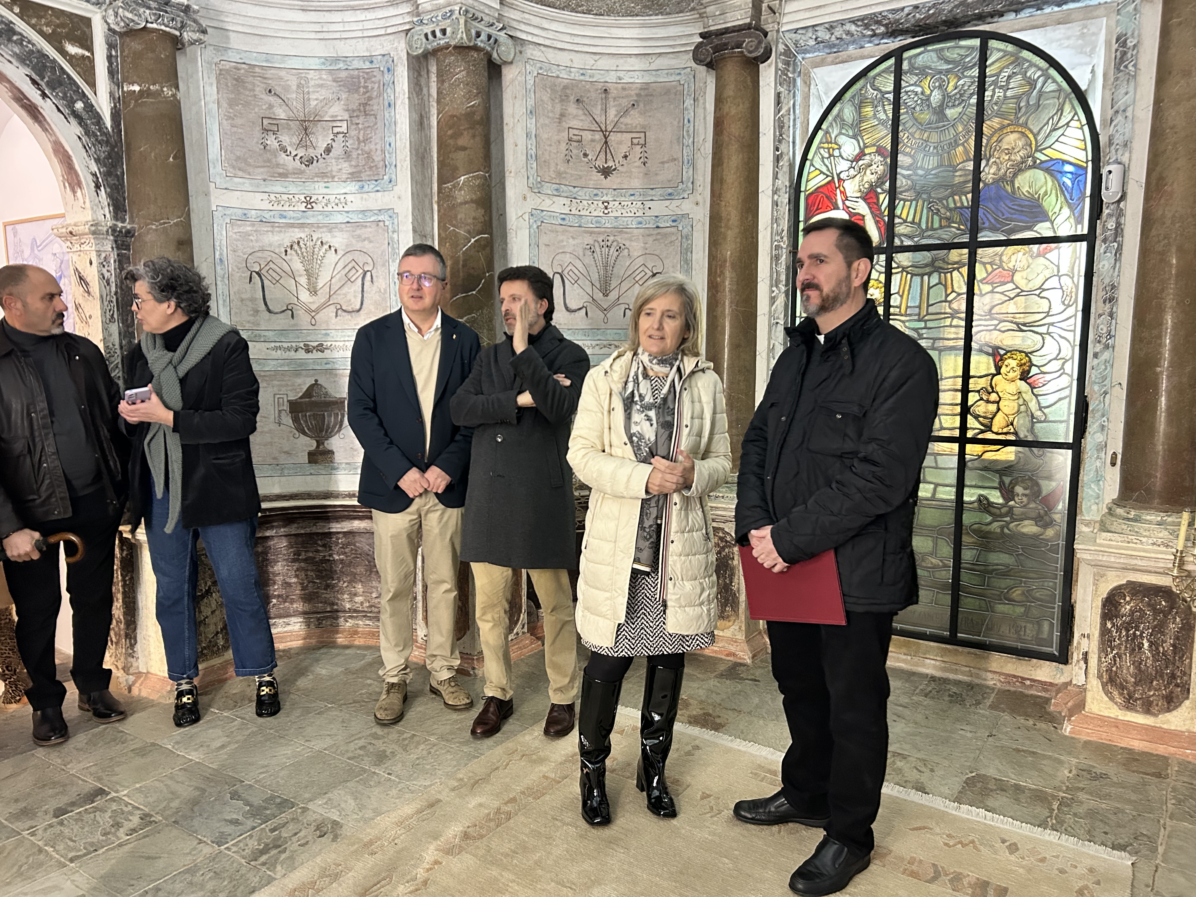 La consejera charla con un hombre