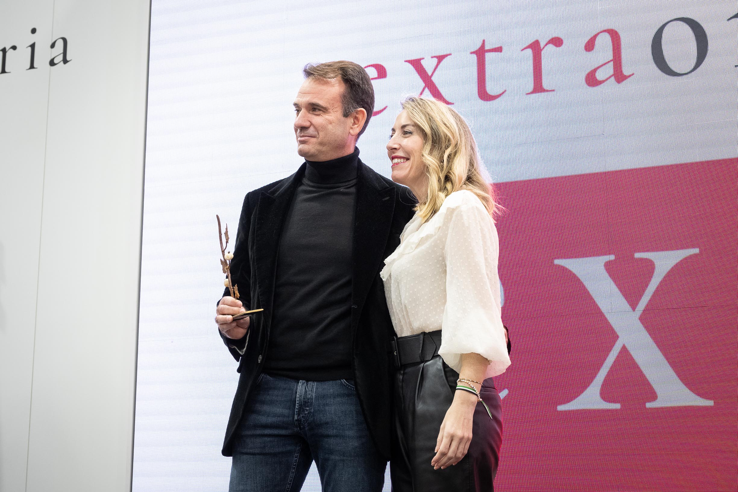 Foto de la presidenta de la Junta de Extremadura, María Guardiola, en FITUR 2024 junto a uno de los premiados