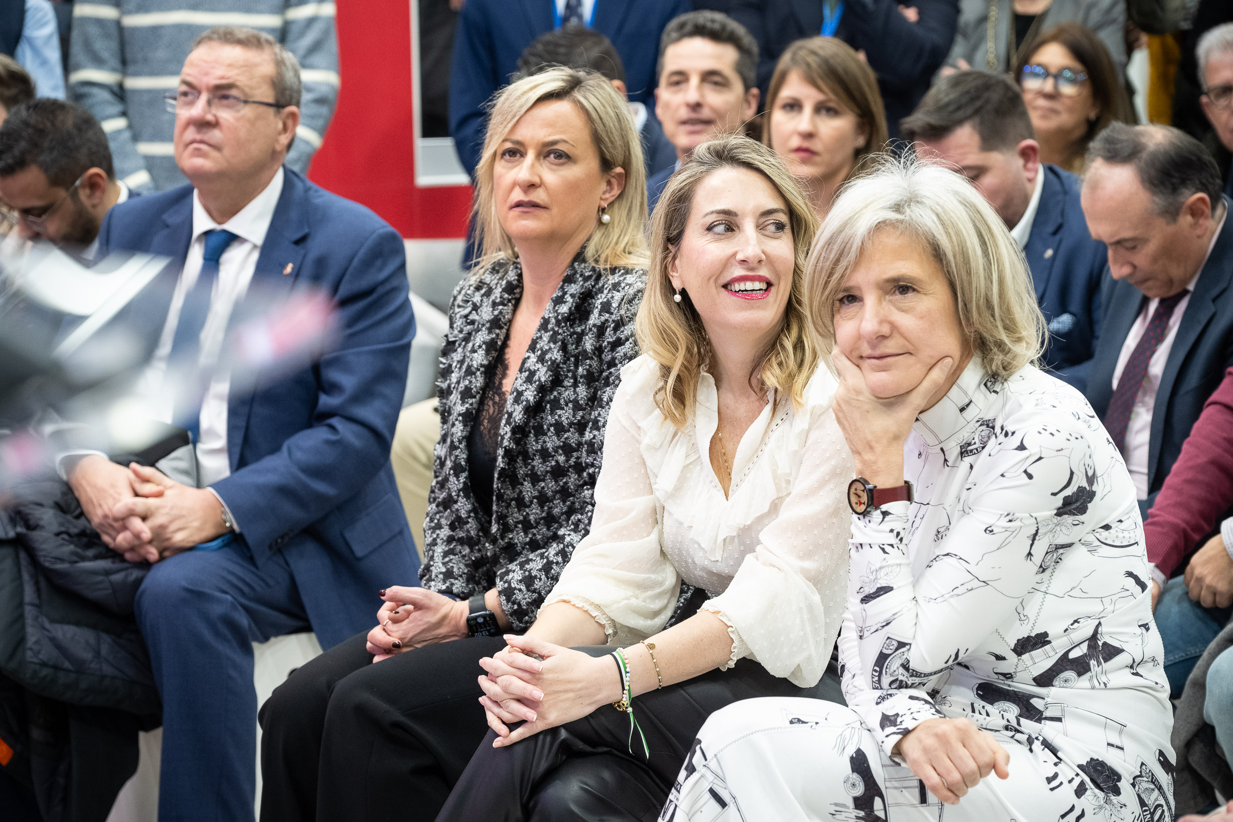 Foto de la presidenta de la Junta de Extremadura, María Guardiola, en FITUR 2024 y otras autoridades