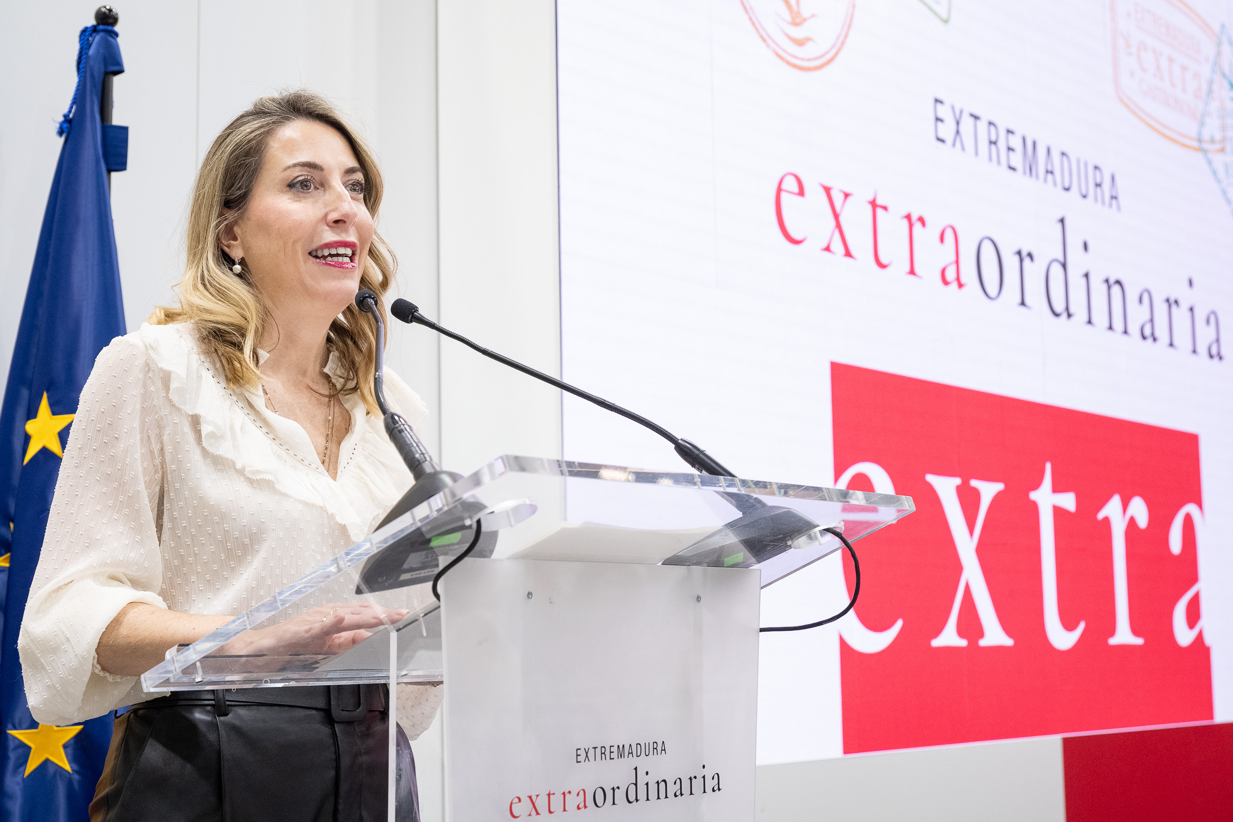 Foto de la presidenta de la Junta de Extremadura, María Guardiola, en FITUR 2024