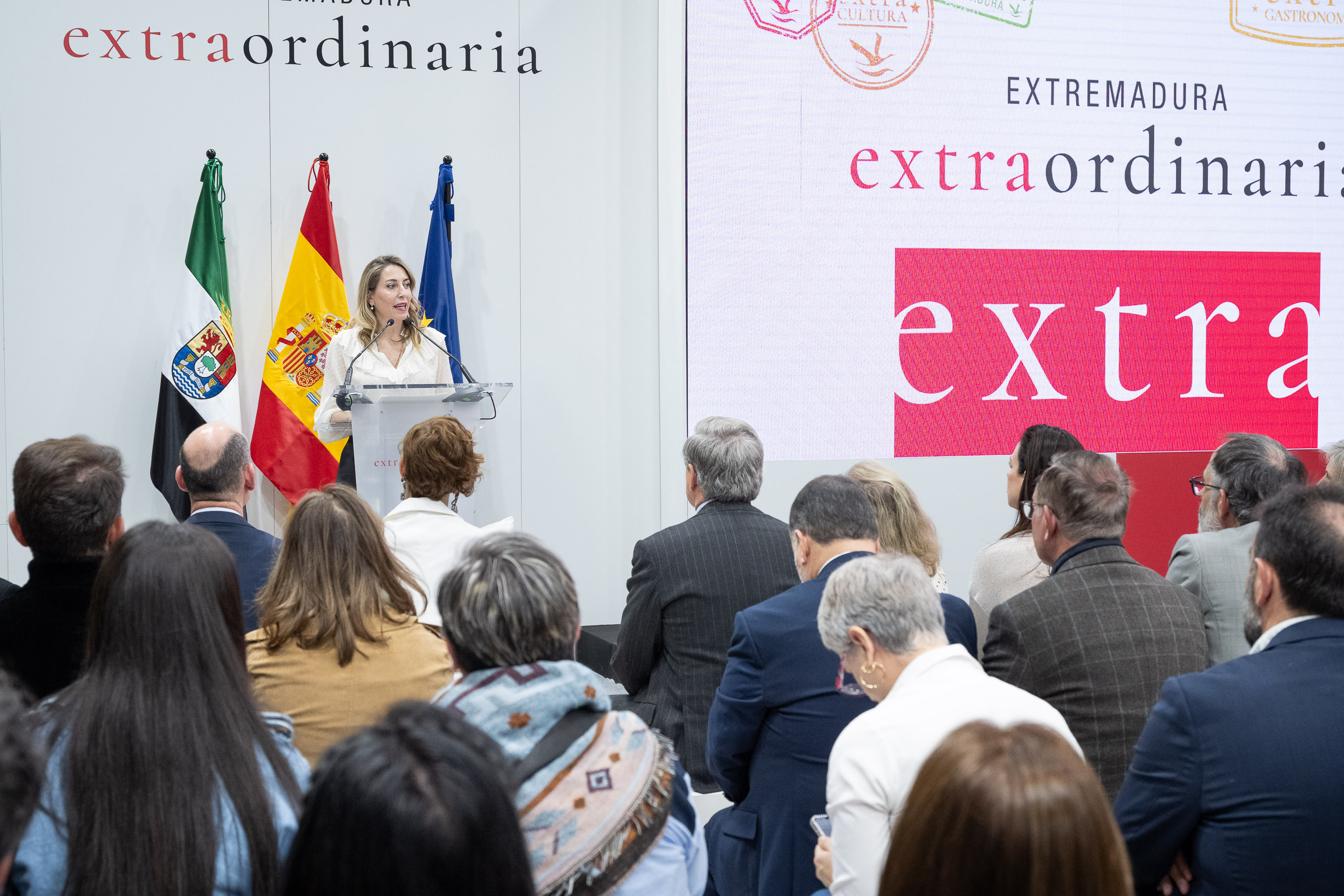 Foto de la presidenta de la Junta de Extremadura, María Guardiola, en FITUR 2024