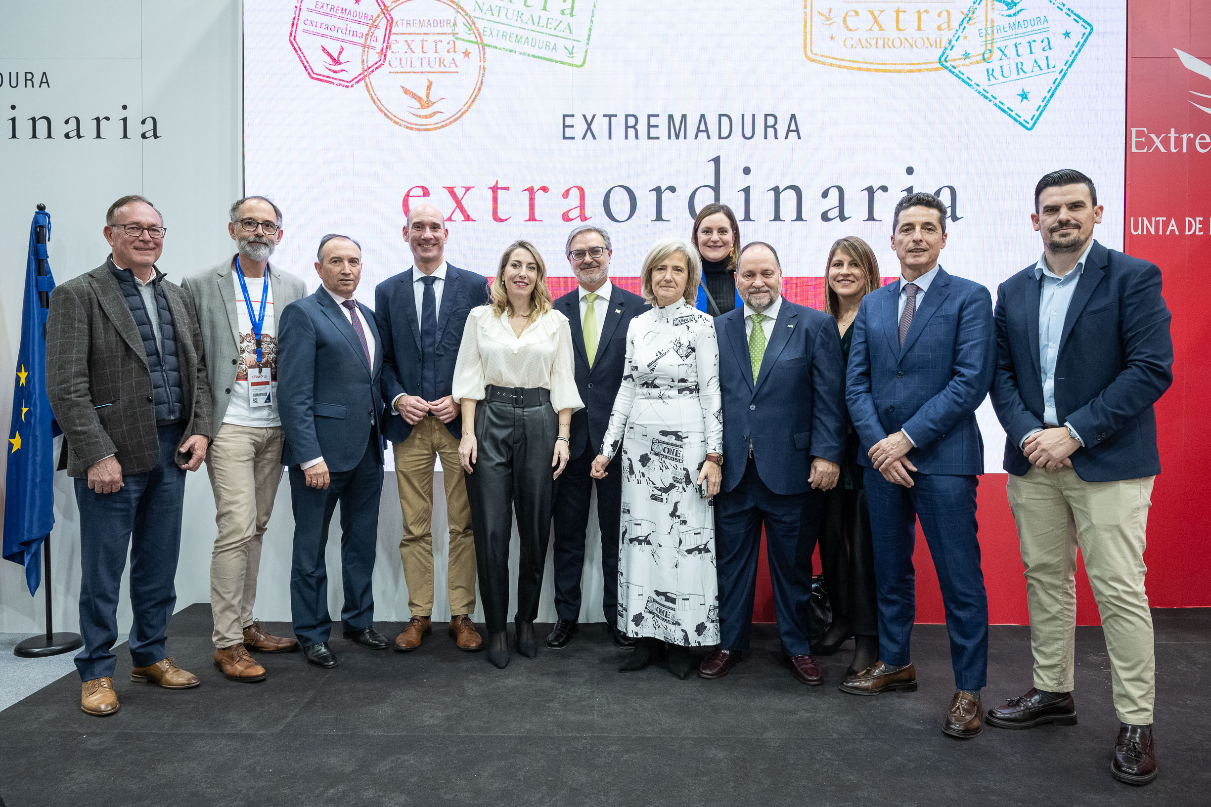 Foto de la presidenta de la Junta de Extremadura y otras autoridades en Fitur