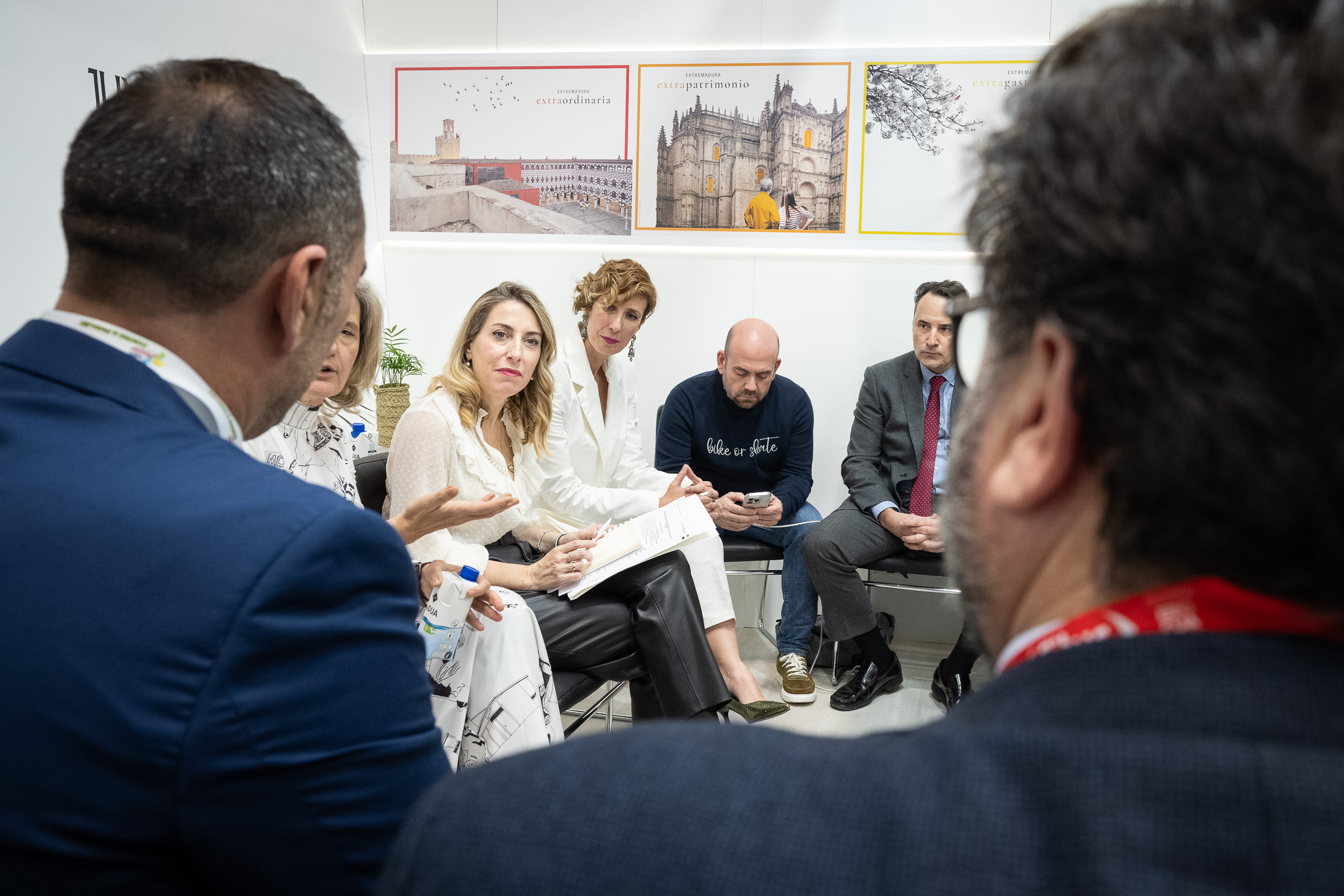 Foto de la presidenta de la Junta de Extremadura en Fitur