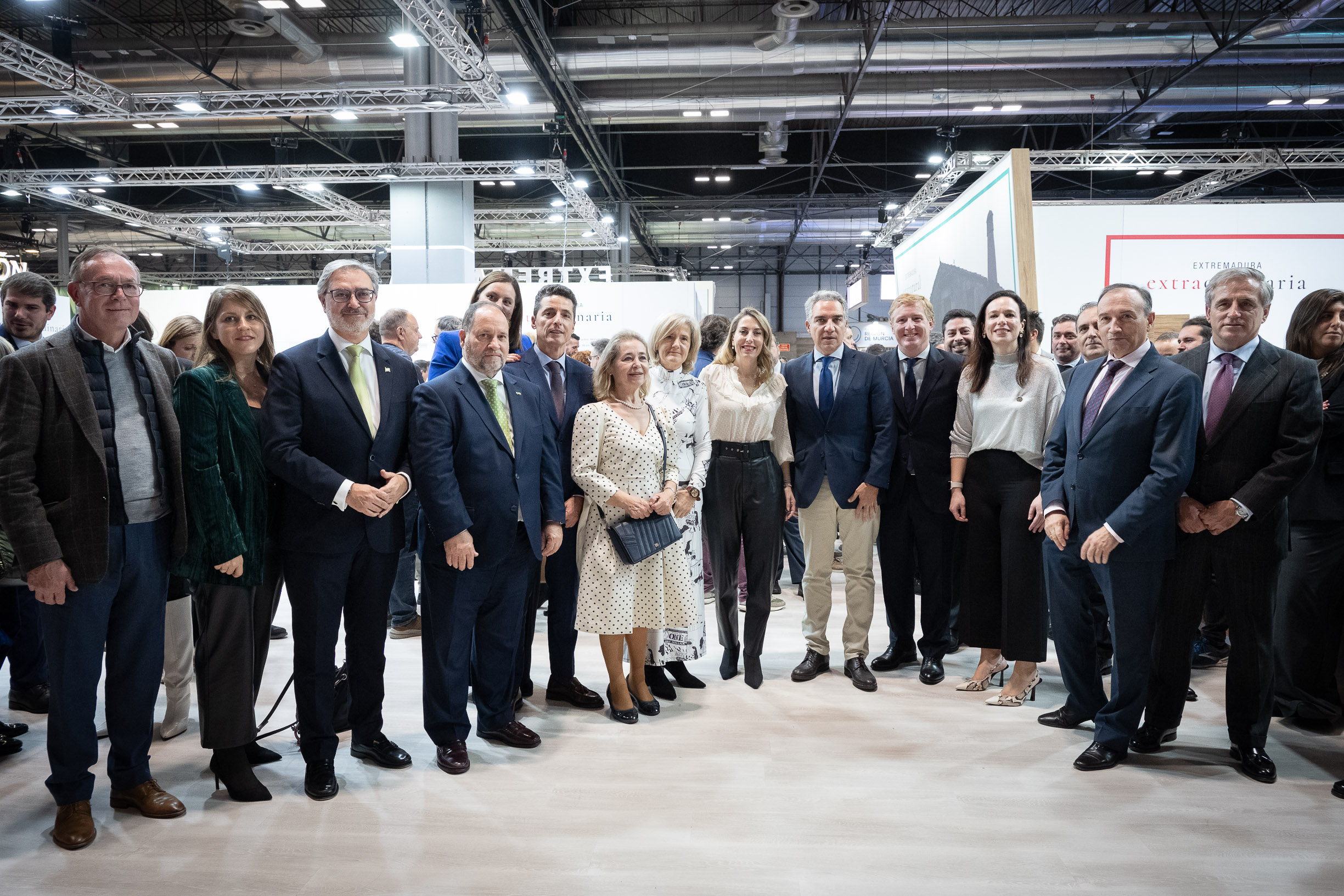 Foto de la presidenta de la Junta y otras autoridades en Fitur