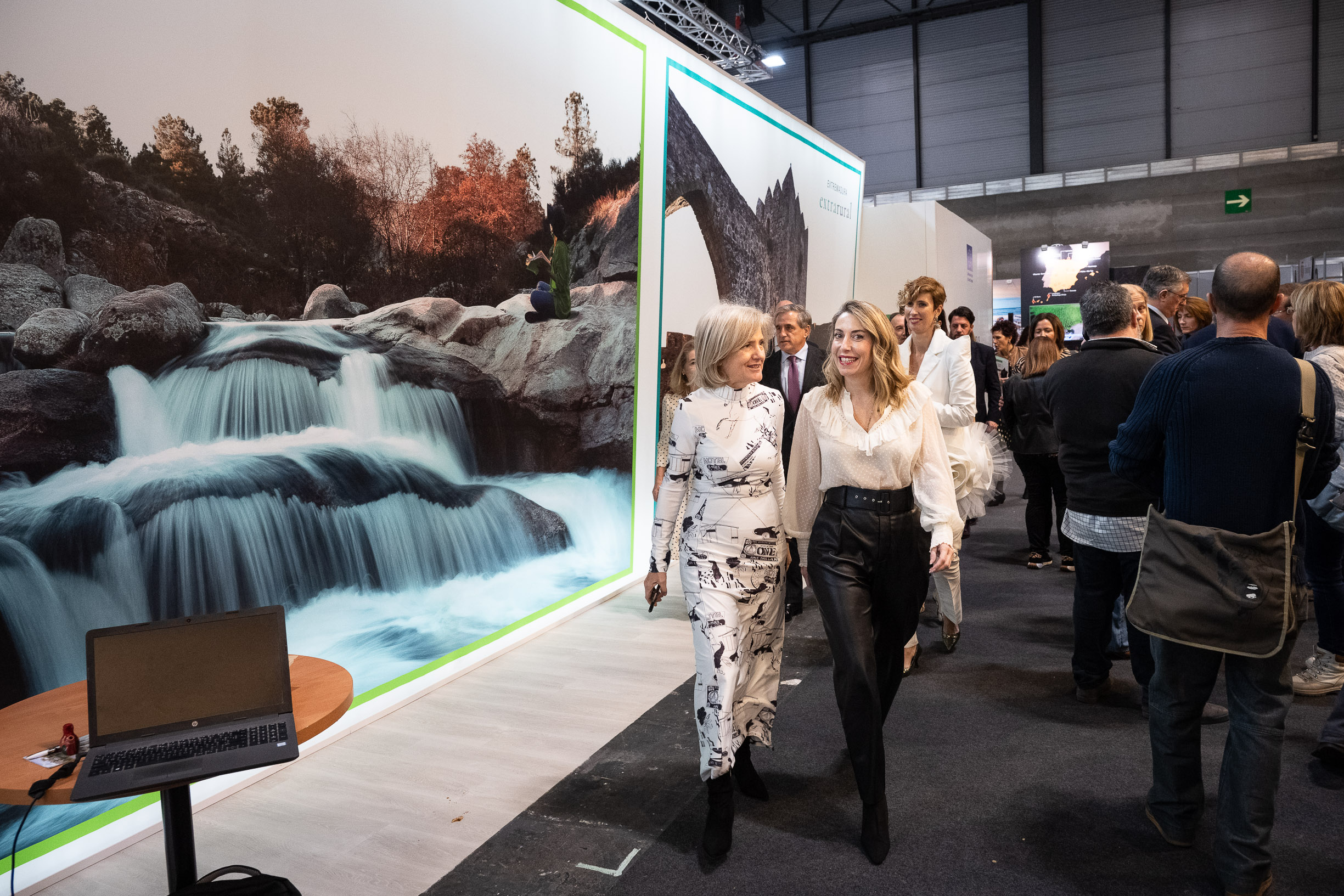 Foto de la presidenta de la Junta de Extremadura y la consejera de Cultura en Fitur