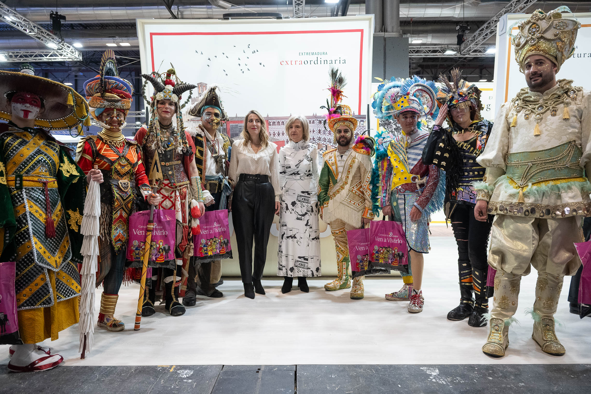 Foto de la presidenta de la Junta de Extremadura en Fitur