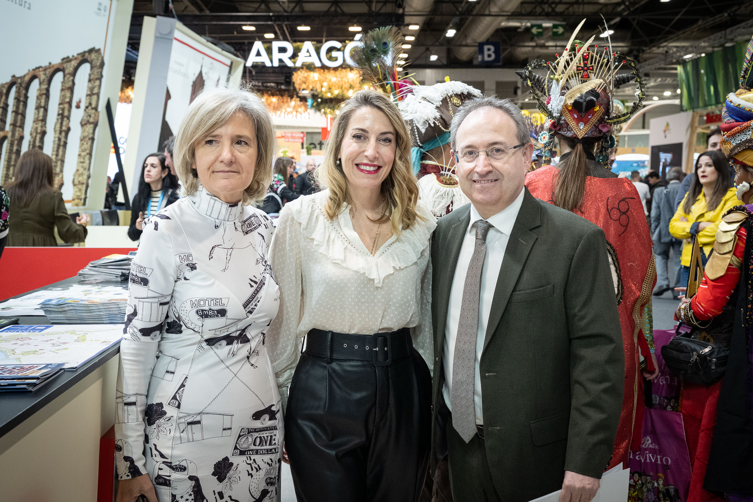 Foto de la presidenta de la Junta de Extremadura, la consejera de Cultura y el director del Festival de Teatro de Mérida en Fitur