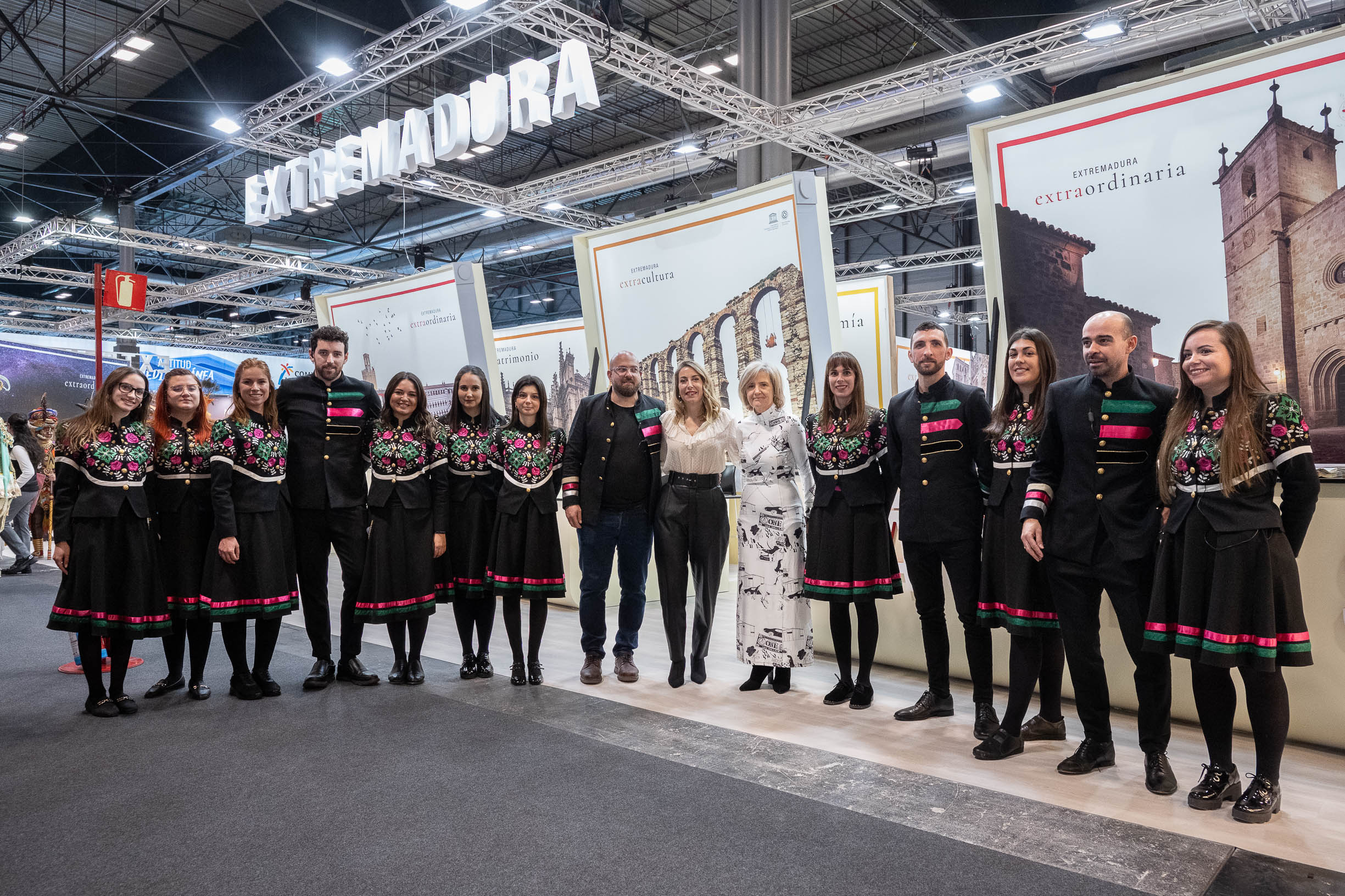 Foto de la presidenta de la Junta de Extremadura y la consejera de Cultura en Fitur