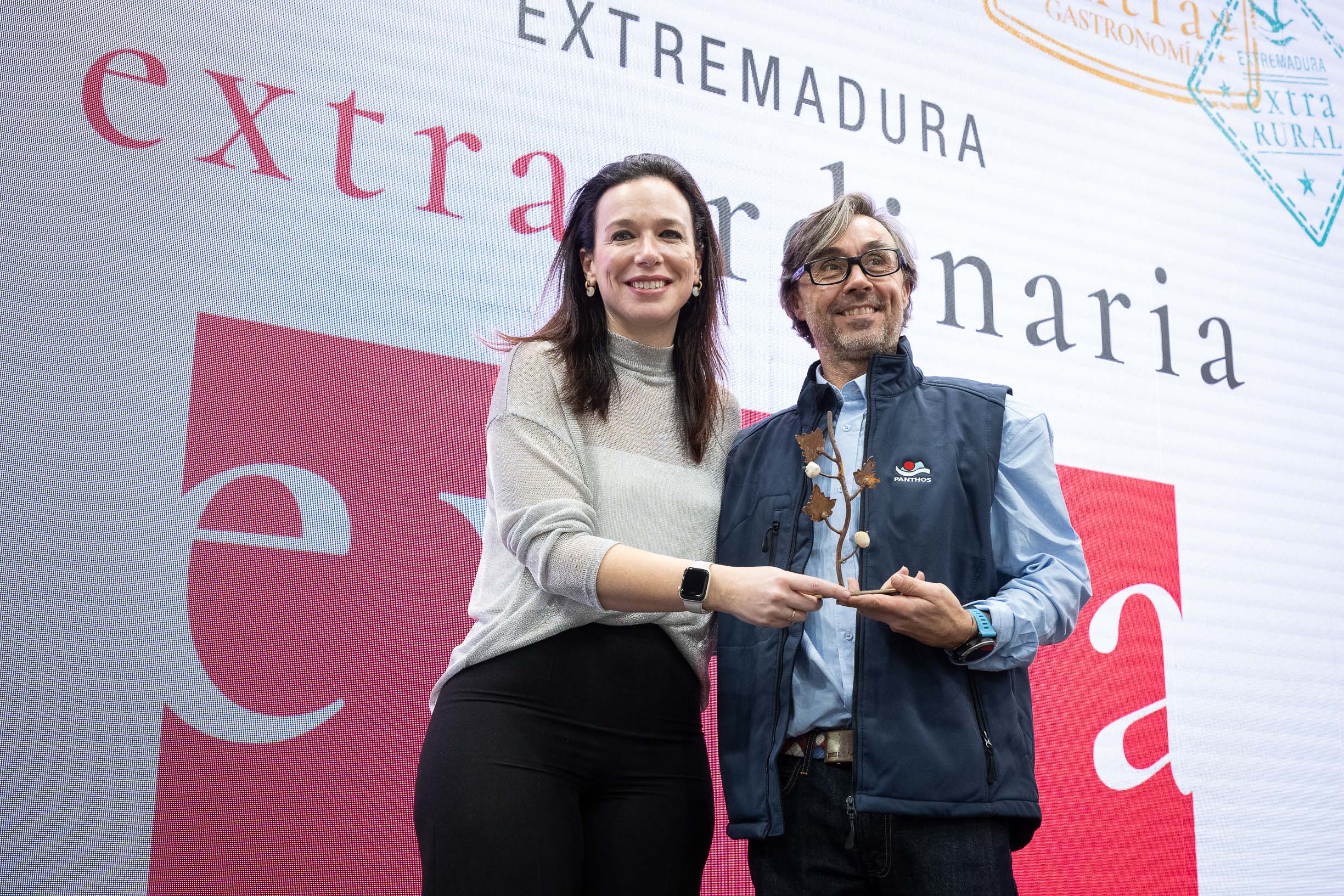 Foto de la consejera de Salud y Servicios Sociales y uno de los premiados