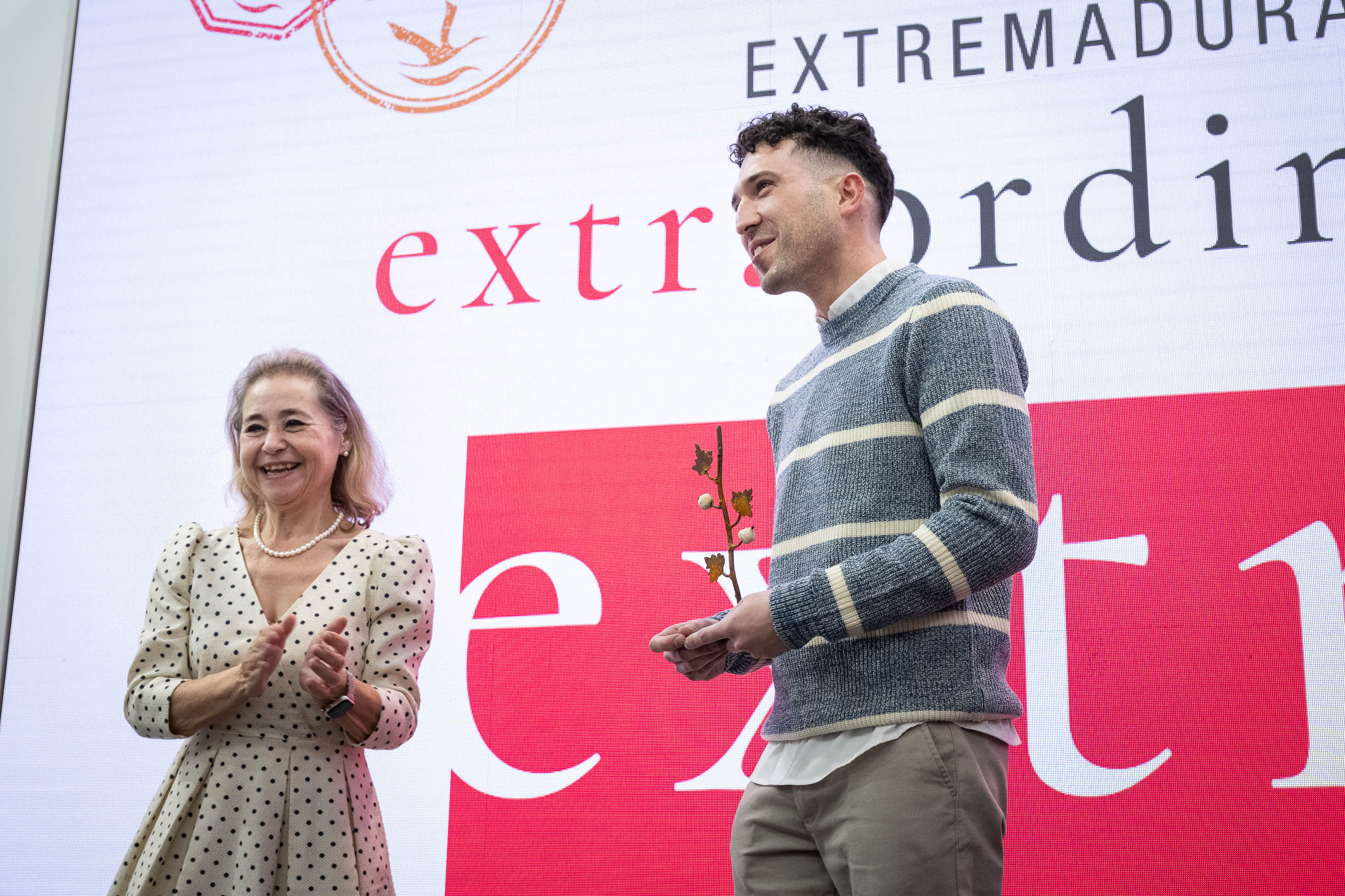 Foto de la consejera de Educación, Ciencia y Formación Profesional y uno de los premiados