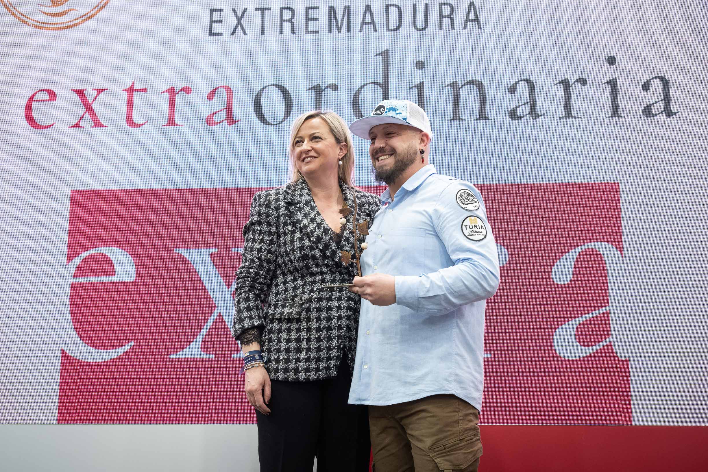 Foto de la presidenta de la Asamblea de Extremadura y uno de los premiados 