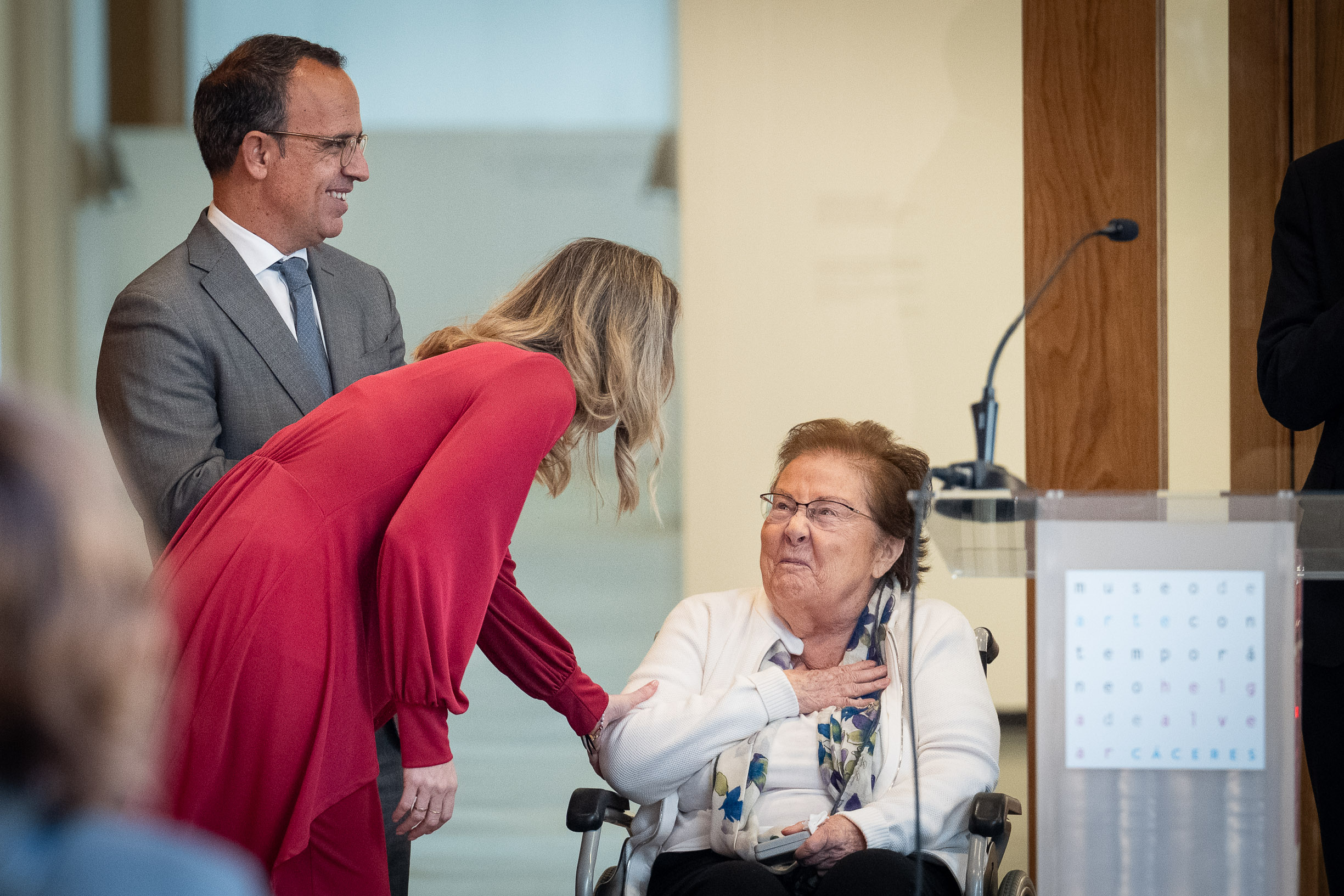 Image 1 of article Guardiola felicita a Helga de Alvear por la Medalla al Mérito Cultural de Portugal: Extremadura estará a la altura de tu generosidad