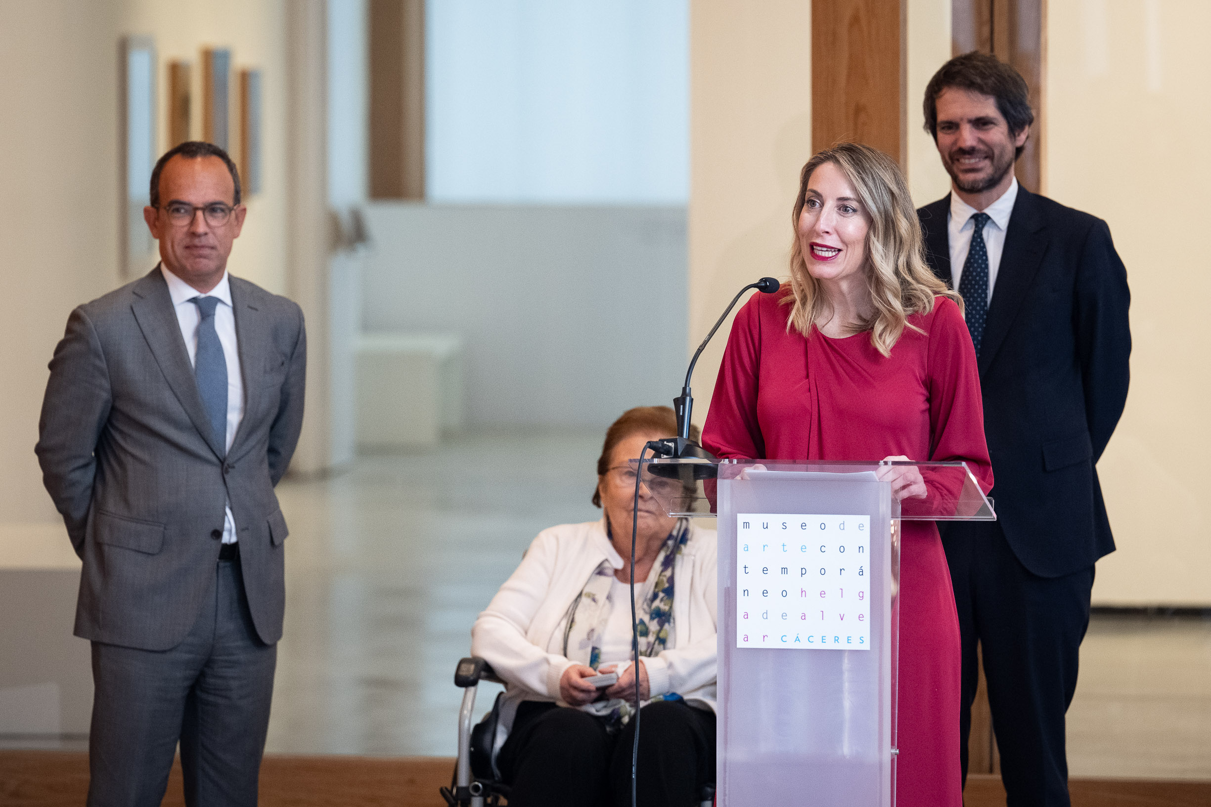 Image 7 of article Guardiola felicita a Helga de Alvear por la Medalla al Mérito Cultural de Portugal: Extremadura estará a la altura de tu generosidad