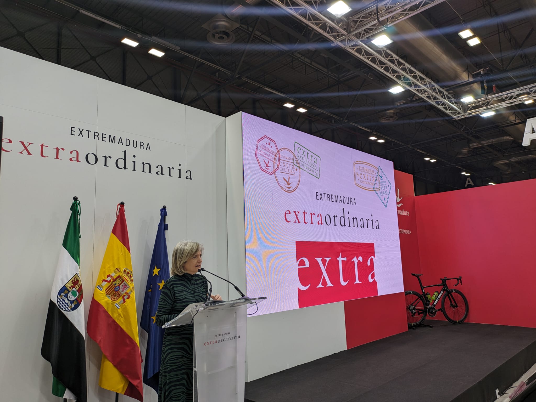 Image 1 of article Victoria Bazaga reitera el compromiso de la Junta con la igualdad en el deporte en la presentación en FITUR de la Vuelta Ciclista a Extremadura