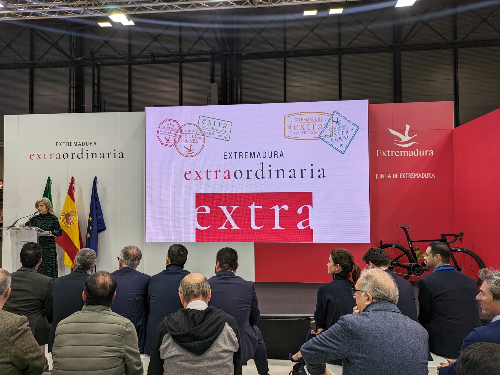 Image 2 of article Victoria Bazaga reitera el compromiso de la Junta con la igualdad en el deporte en la presentación en FITUR de la Vuelta Ciclista a Extremadura
