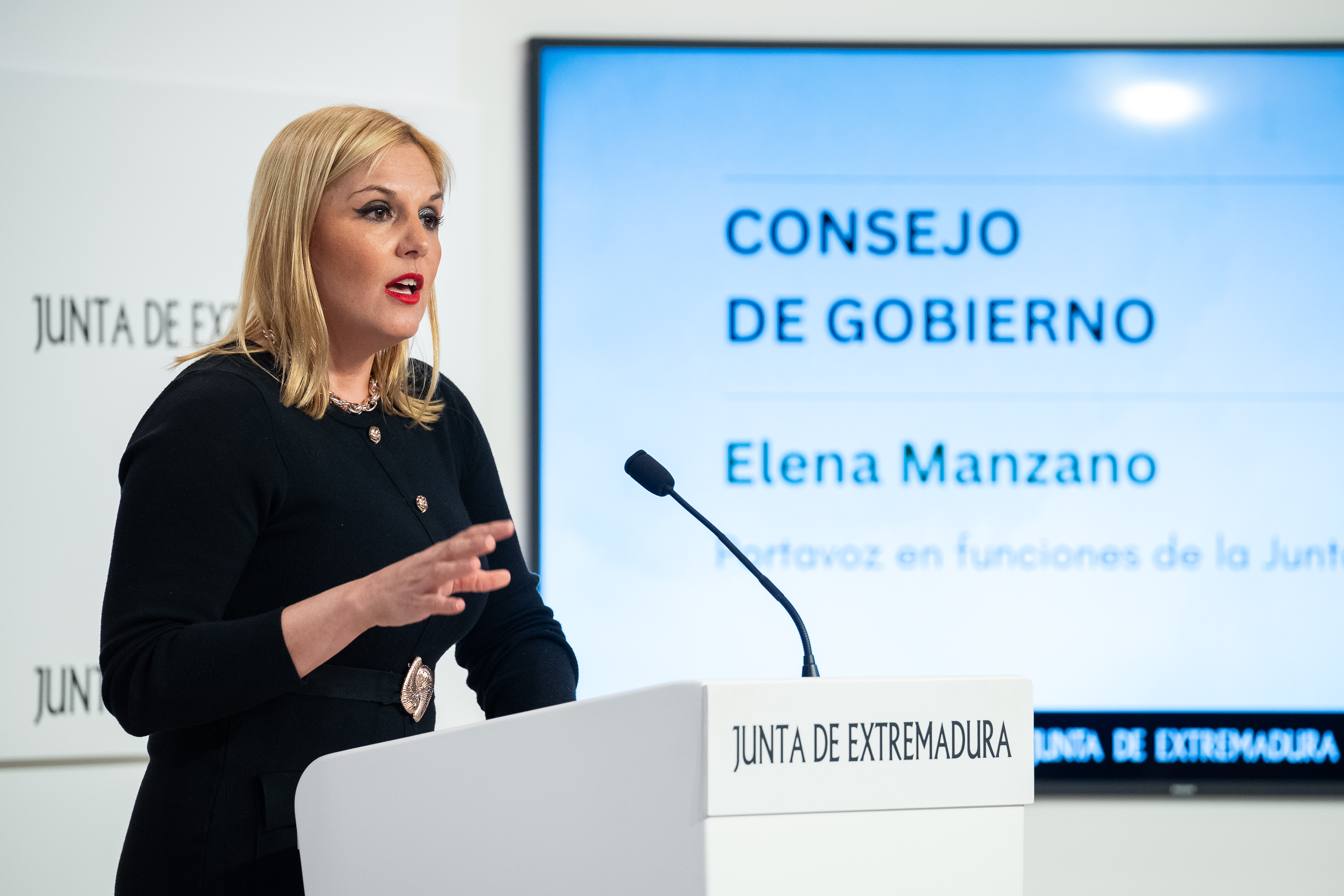 Imagen de la Portavoz en funciones en la rueda de prensa posterior al Consejo de Gobierno