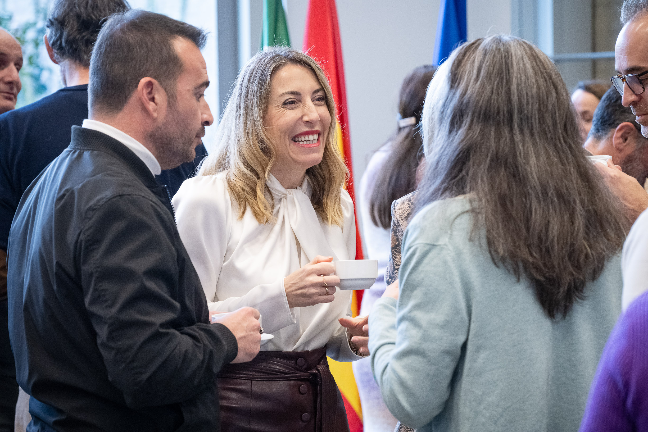 Foto de la presidenta de la Junta con participantes en el evento