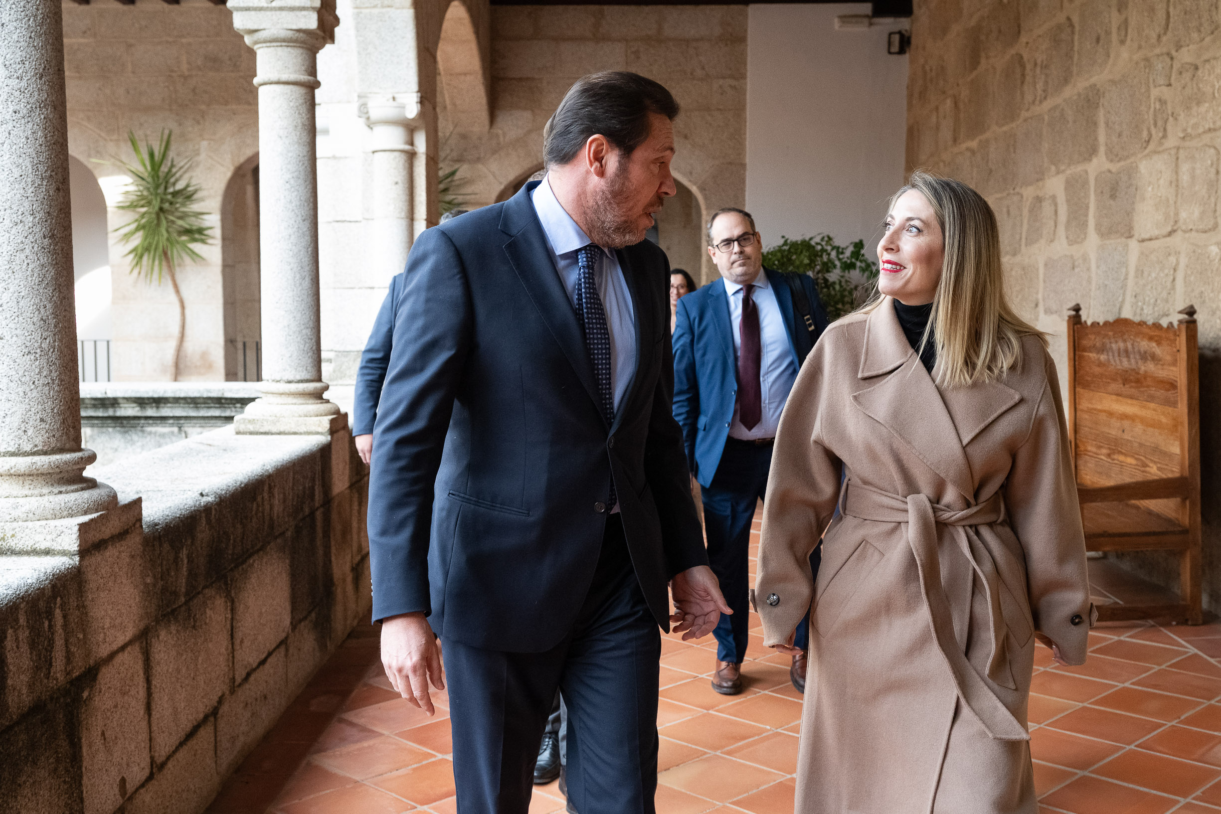 La presidenta de la Junta, María Guardiola, acompaña al ministro de Transportes y Movilidad Sostenible, Óscar Puente.