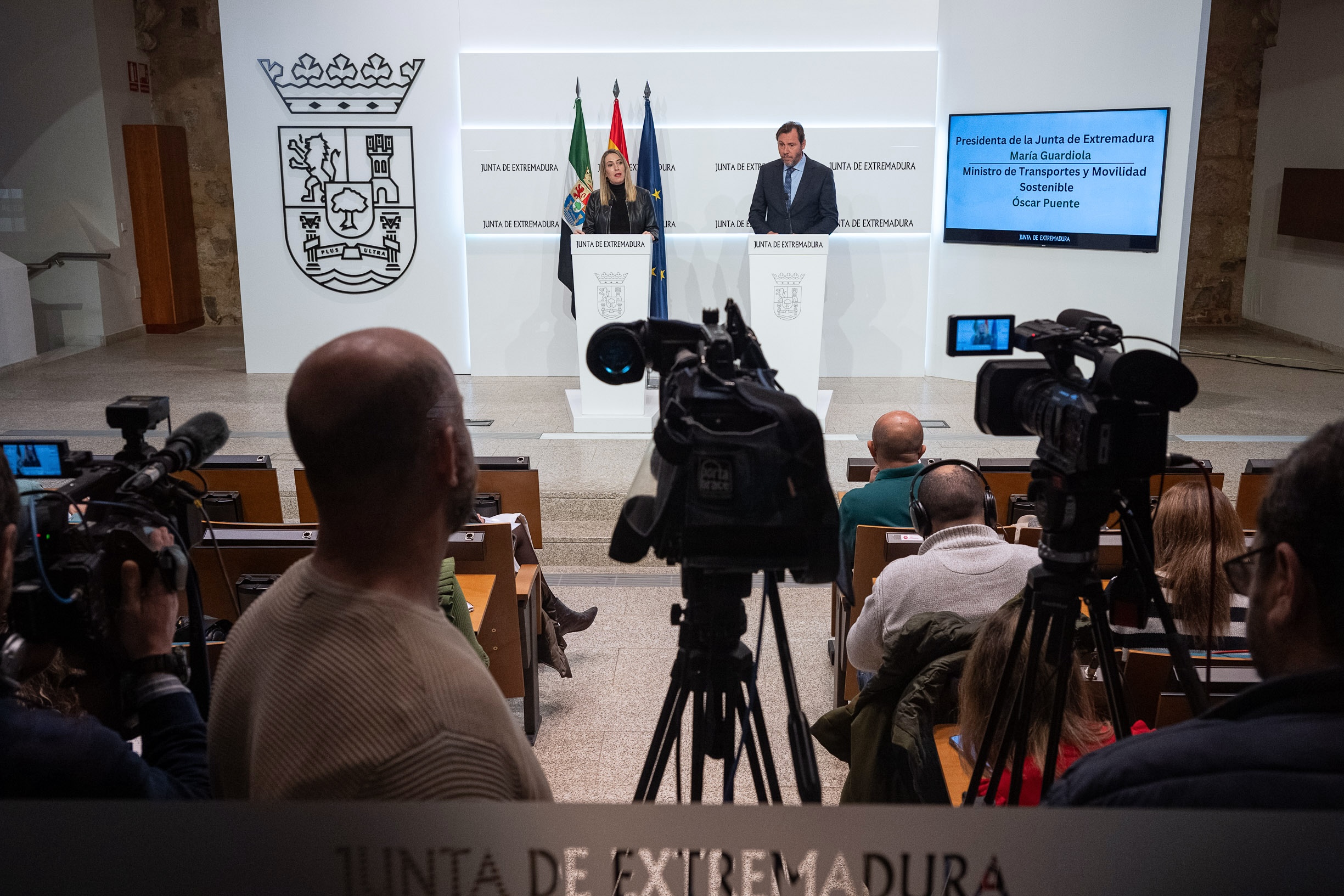 La presidenta de la Junta, María Guardiola, y el ministro de Transportes y Movilidad Sostenible, Óscar Puente, en la rueda de prensa.