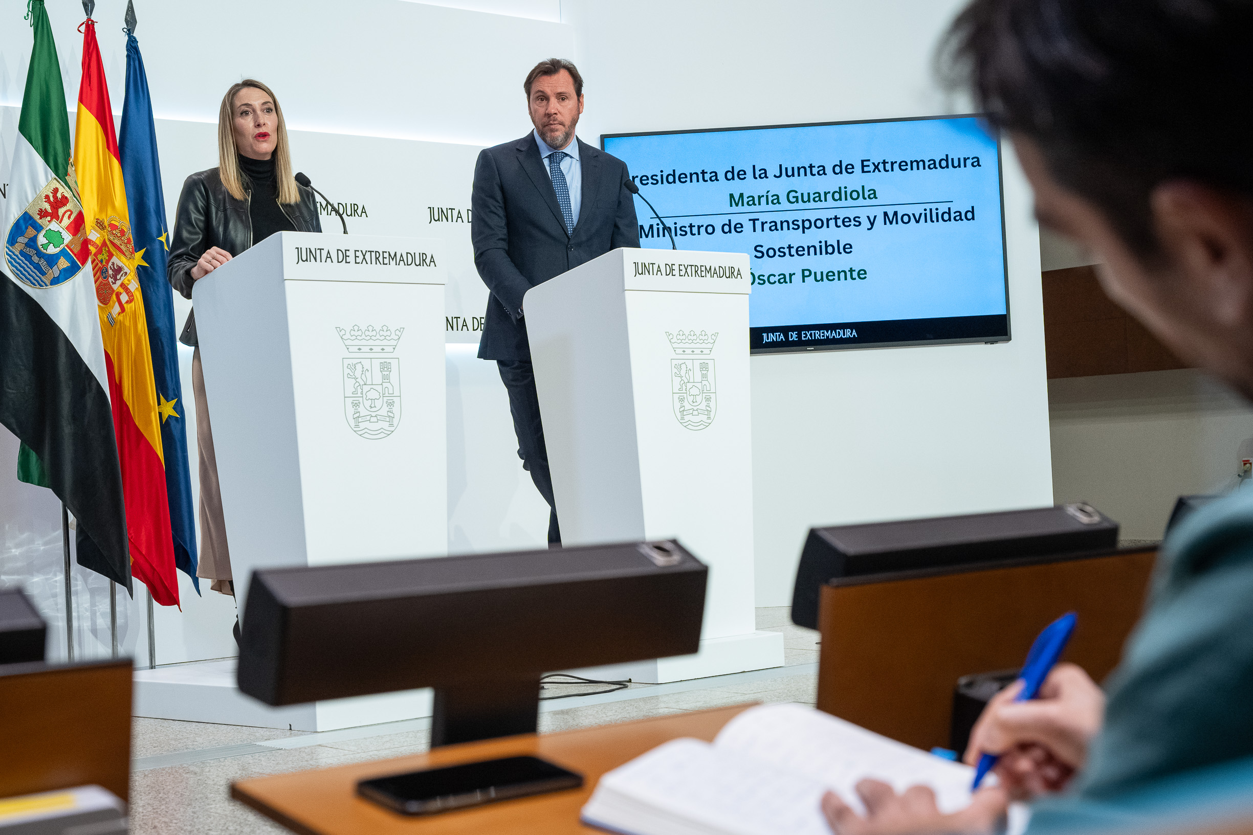 La presidenta de la Junta, María Guardiola, y el ministro de Transportes y Movilidad Sostenible, Óscar Puente, en la rueda de prensa.