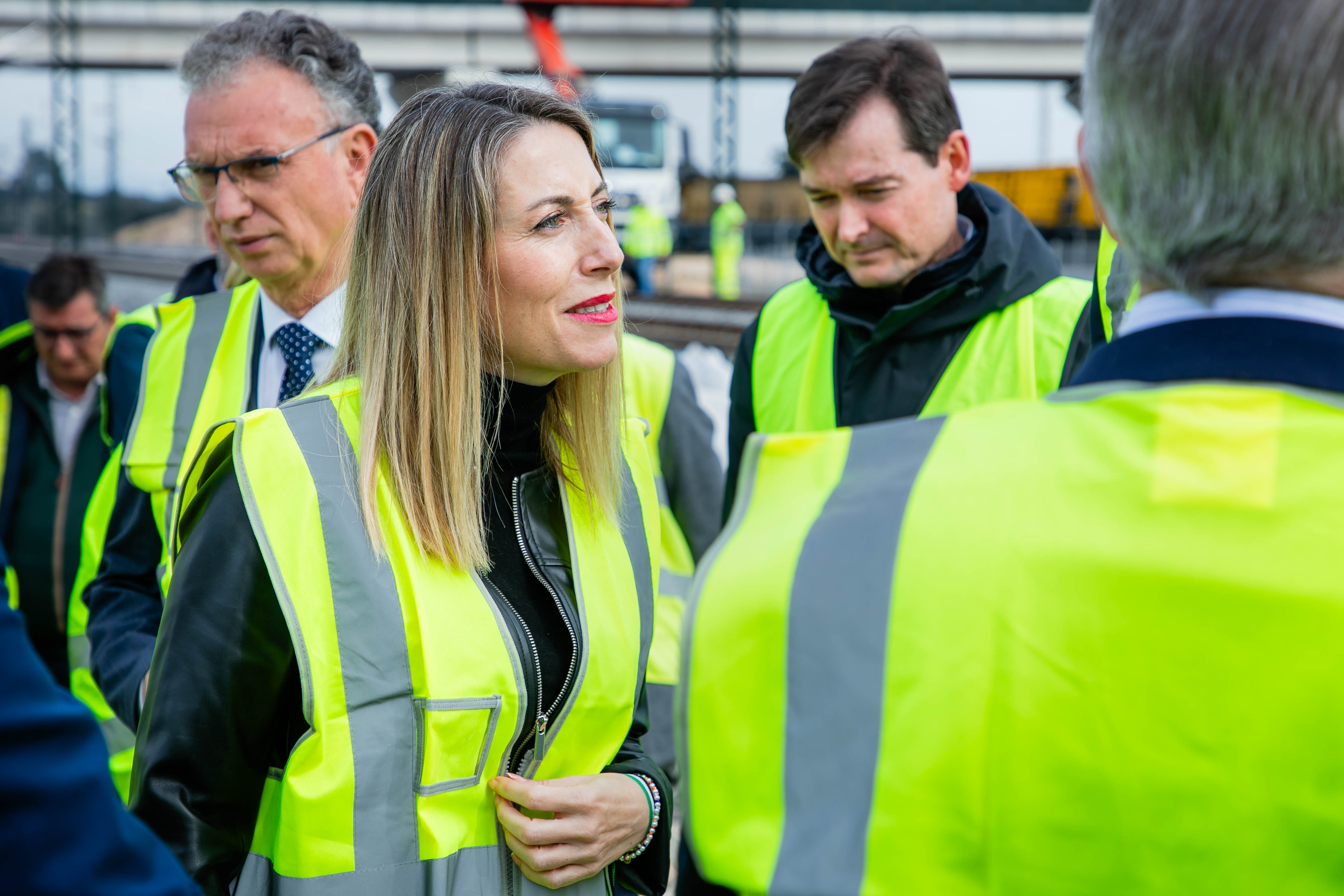 La presidenta de la Junta, María Guardiola, durante la visita.