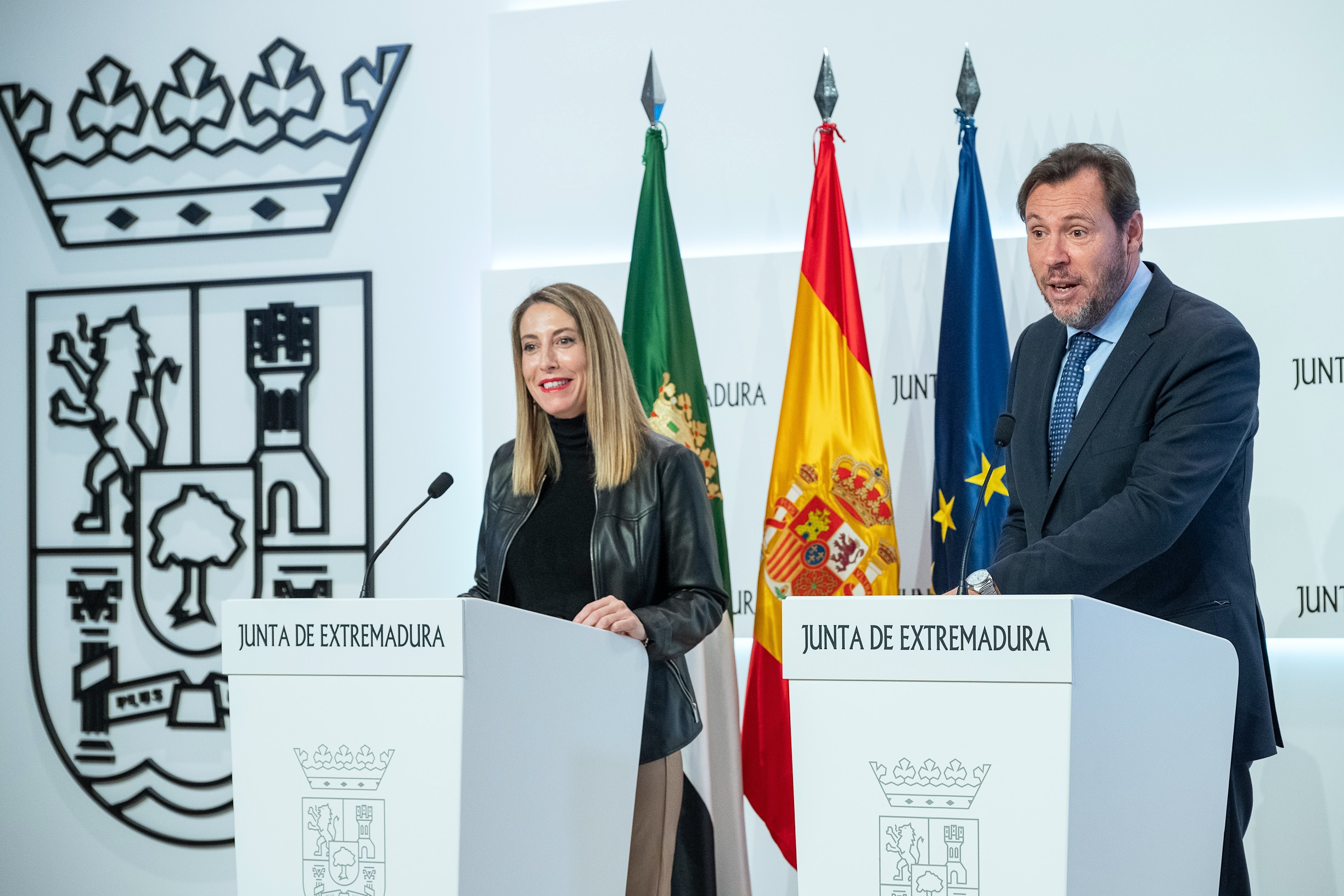 La presidenta de la Junta, María Guardiola, y el ministro de Transportes y Movilidad Sostenible, Óscar Puente, participan en una rueda de prensa.