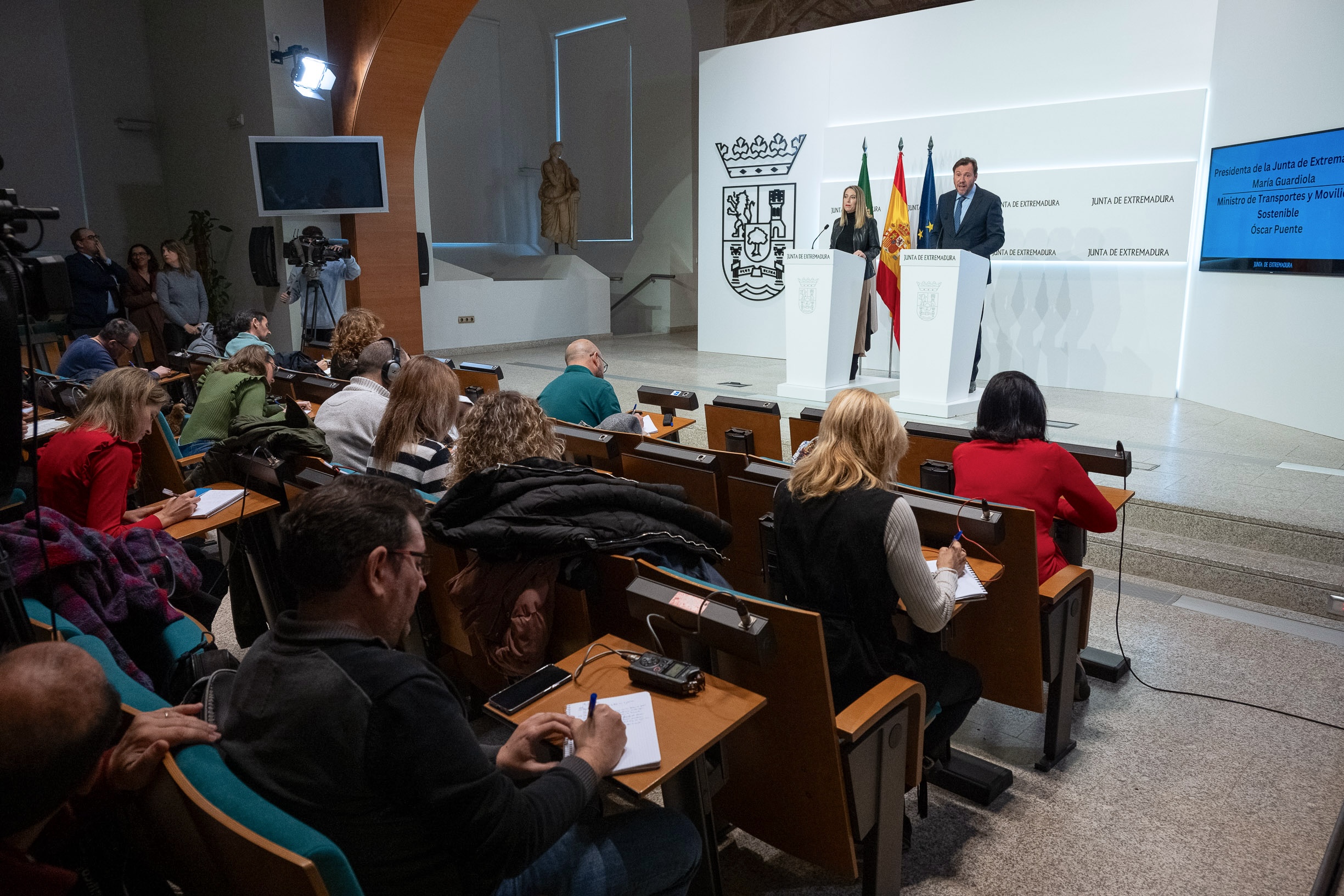 La presidenta de la Junta, María Guardiola, y el ministro de Transportes y Movilidad Sostenible, Óscar Puente, ofrecen una rueda de prensa.