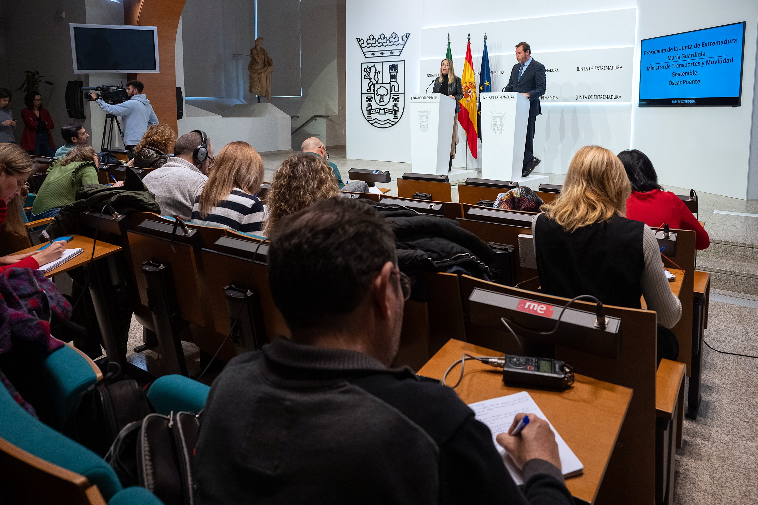 La presidenta de la Junta, María Guardiola, y el ministro de Transportes y Movilidad Sostenible, Óscar Puente, en la rueda de prensa.