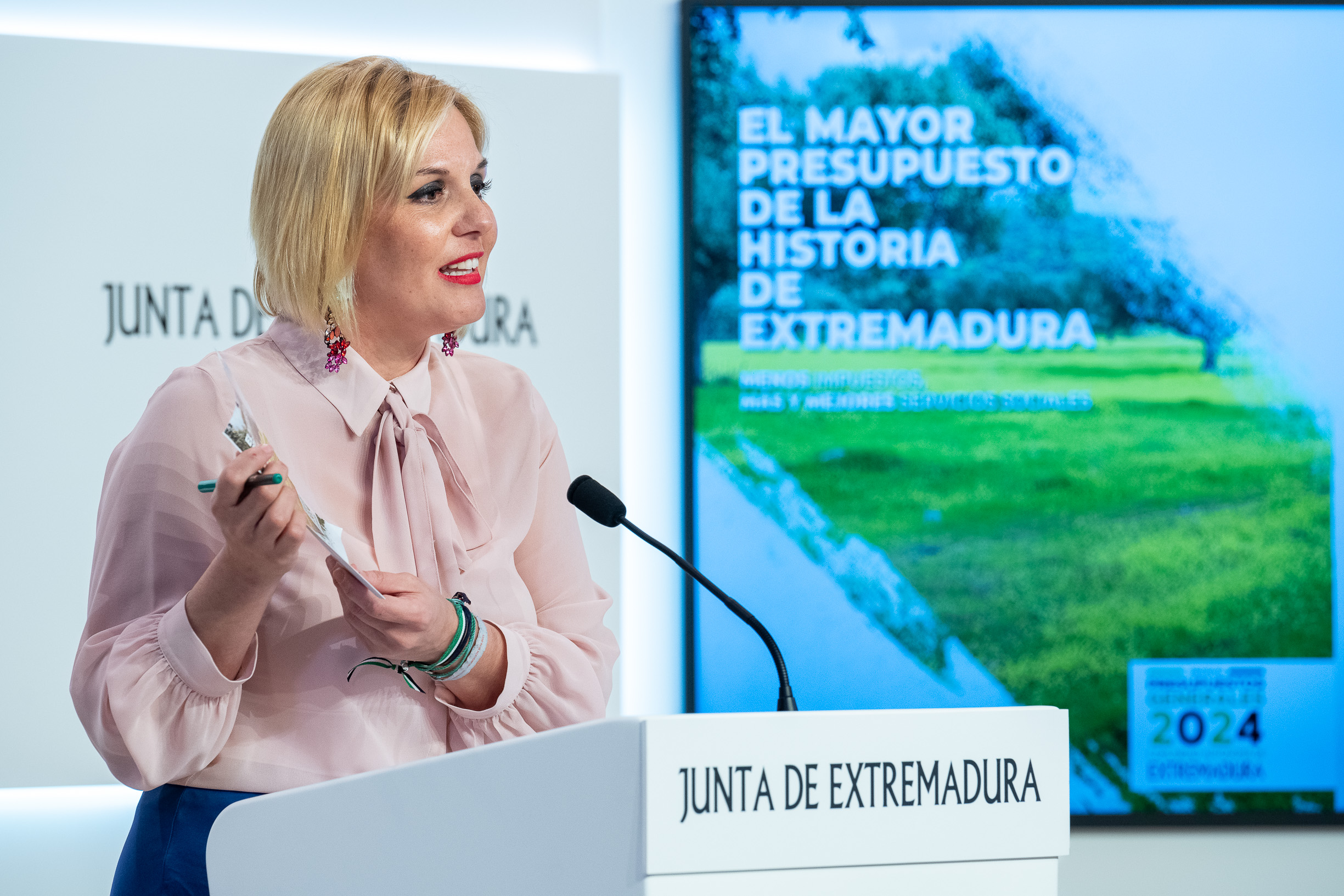 Foto de la consejera de Hacienda y Administración Pública durante la rueda de prensa