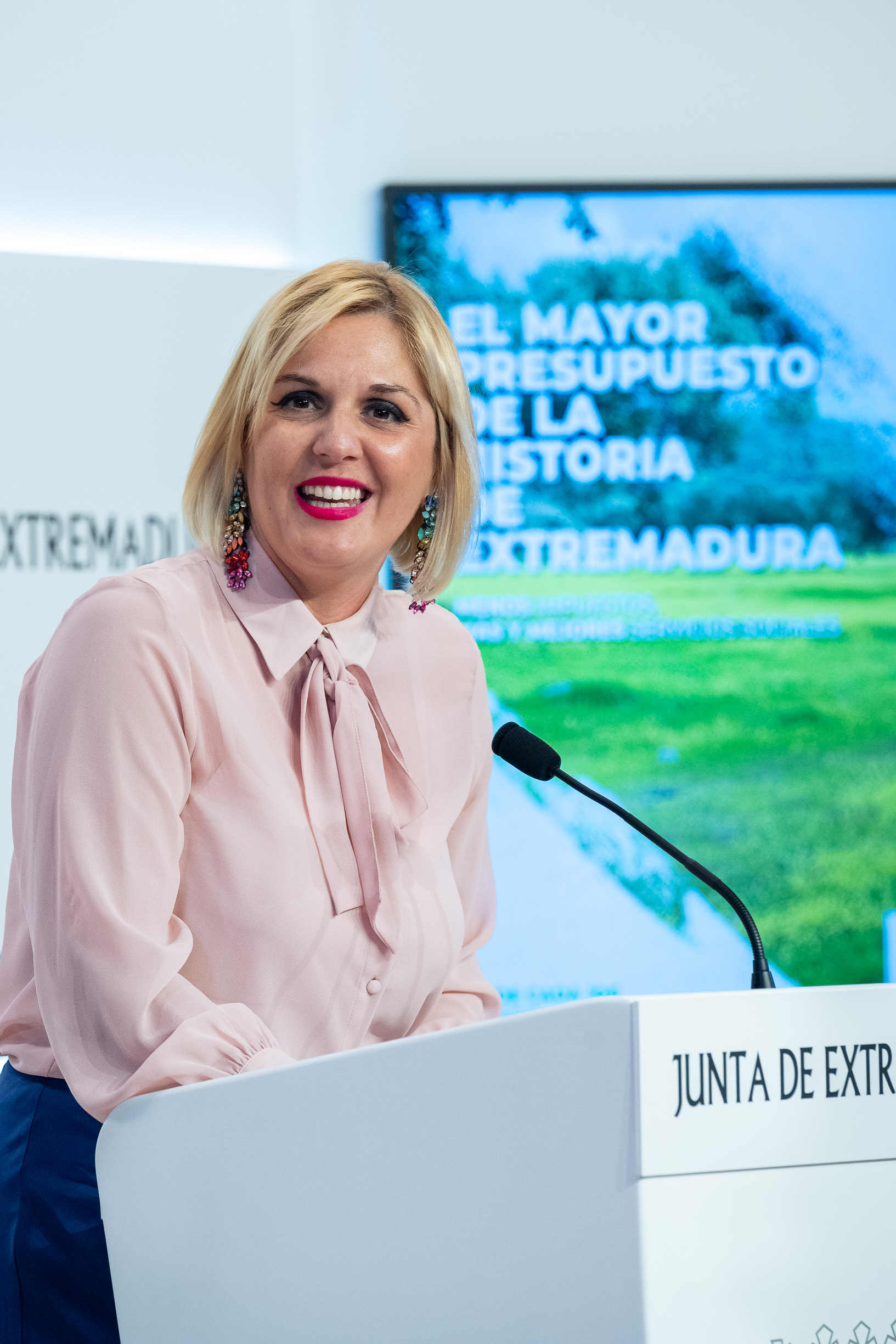 Foto de la consejera de Hacienda y Administración Pública durante la rueda de prensa