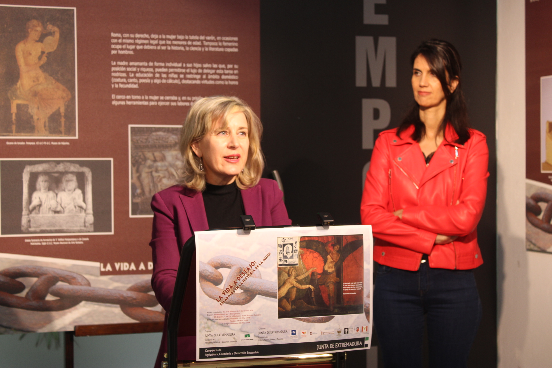 Image 1 of article El Museo Etnográfico de Villafranca de los Barros acoge la muestra itinerante 'La vida a destajo. Eslabones en la historia de la mujer'