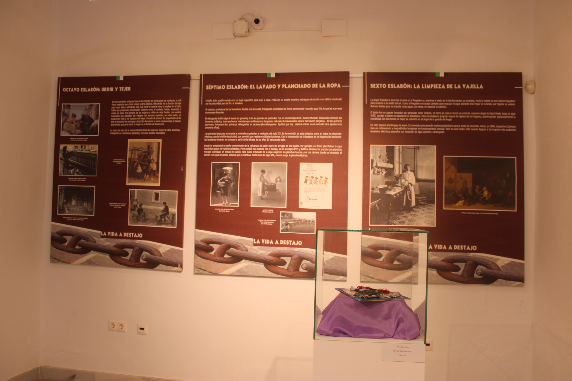 Image 3 of article El Museo Etnográfico de Villafranca de los Barros acoge la muestra itinerante 'La vida a destajo. Eslabones en la historia de la mujer'