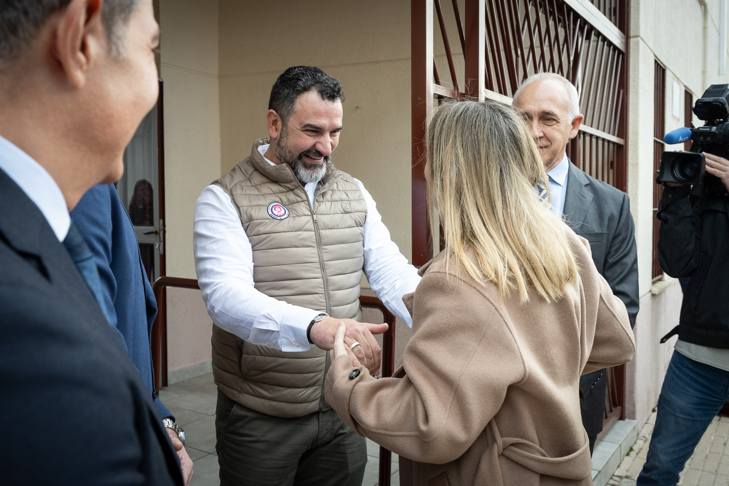 La presidenta de la Junta, María Guardiola, su visita la asociación Mi Princesa Rett