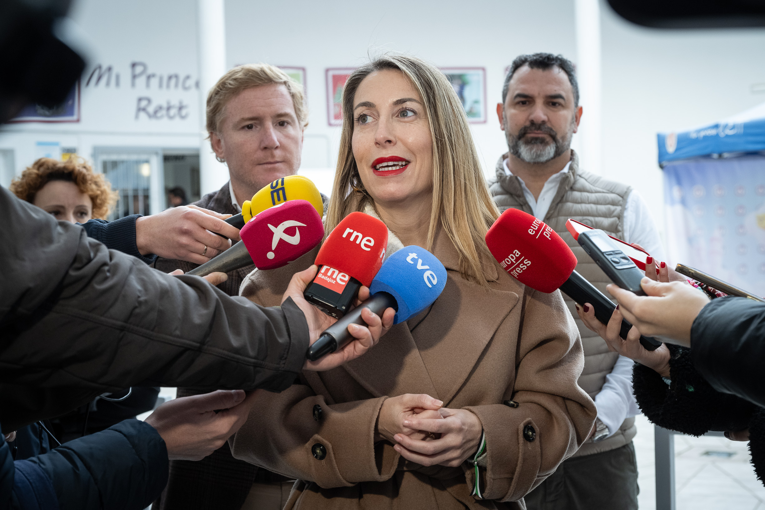 La presidenta de la Junta, María Guardiola, durante su visita la asociación Mi Princesa Rett