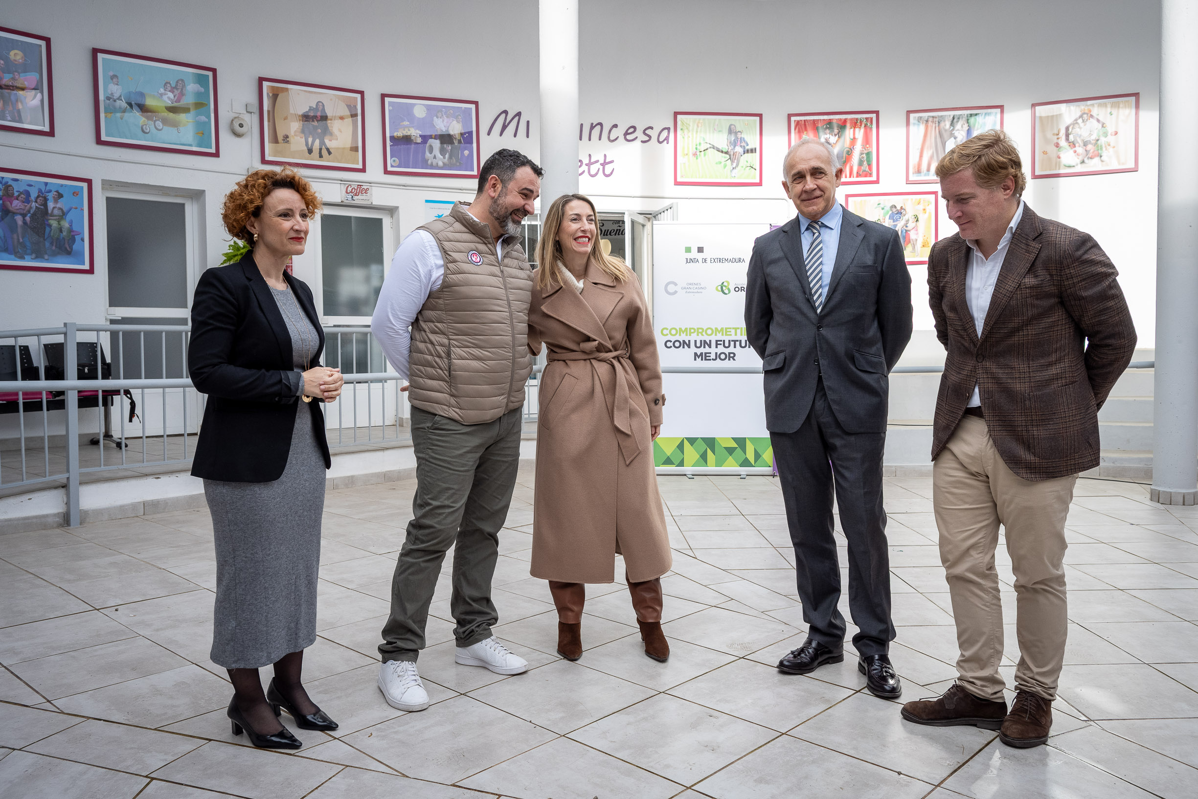 La presidenta de la Junta, María Guardiola, durante su visita la asociación Mi Princesa Rett