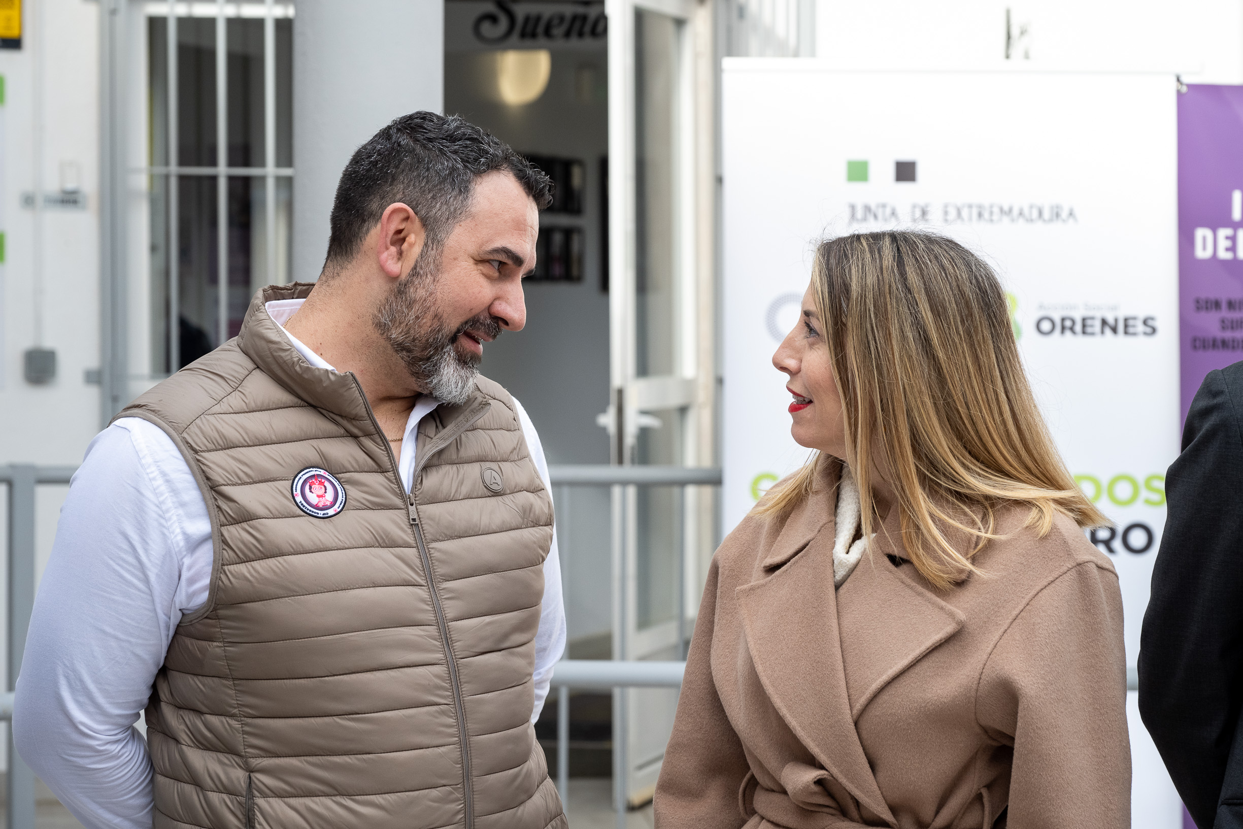 La presidenta de la Junta, María Guardiola, durante su visita la asociación Mi Princesa Rett