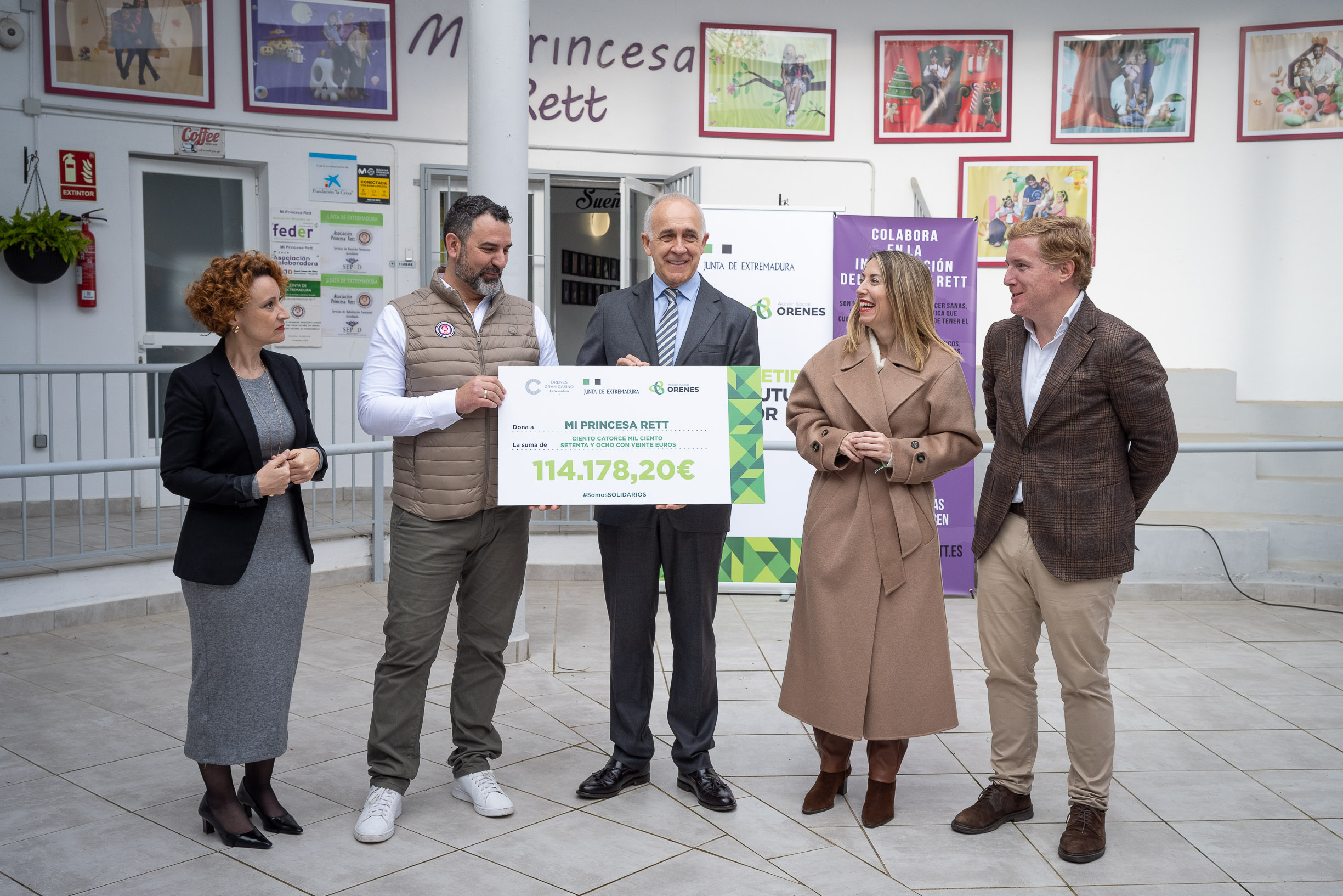 La presidenta de la Junta, María Guardiola, durante su visita la asociación Mi Princesa Rett