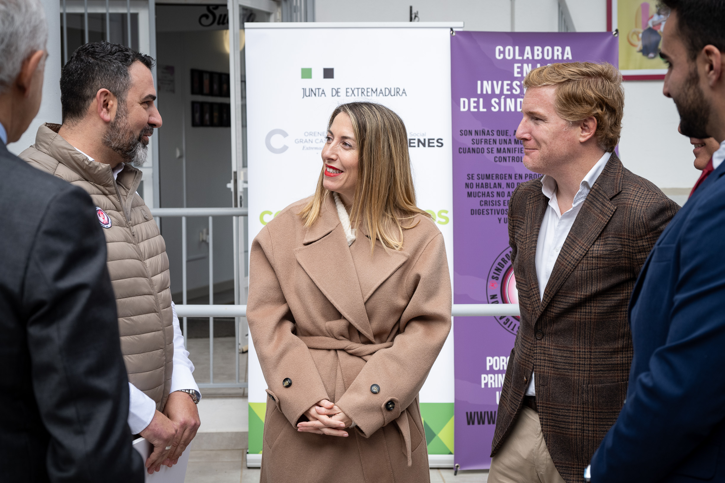 La presidenta de la Junta, María Guardiola, durante su visita la asociación Mi Princesa Rett