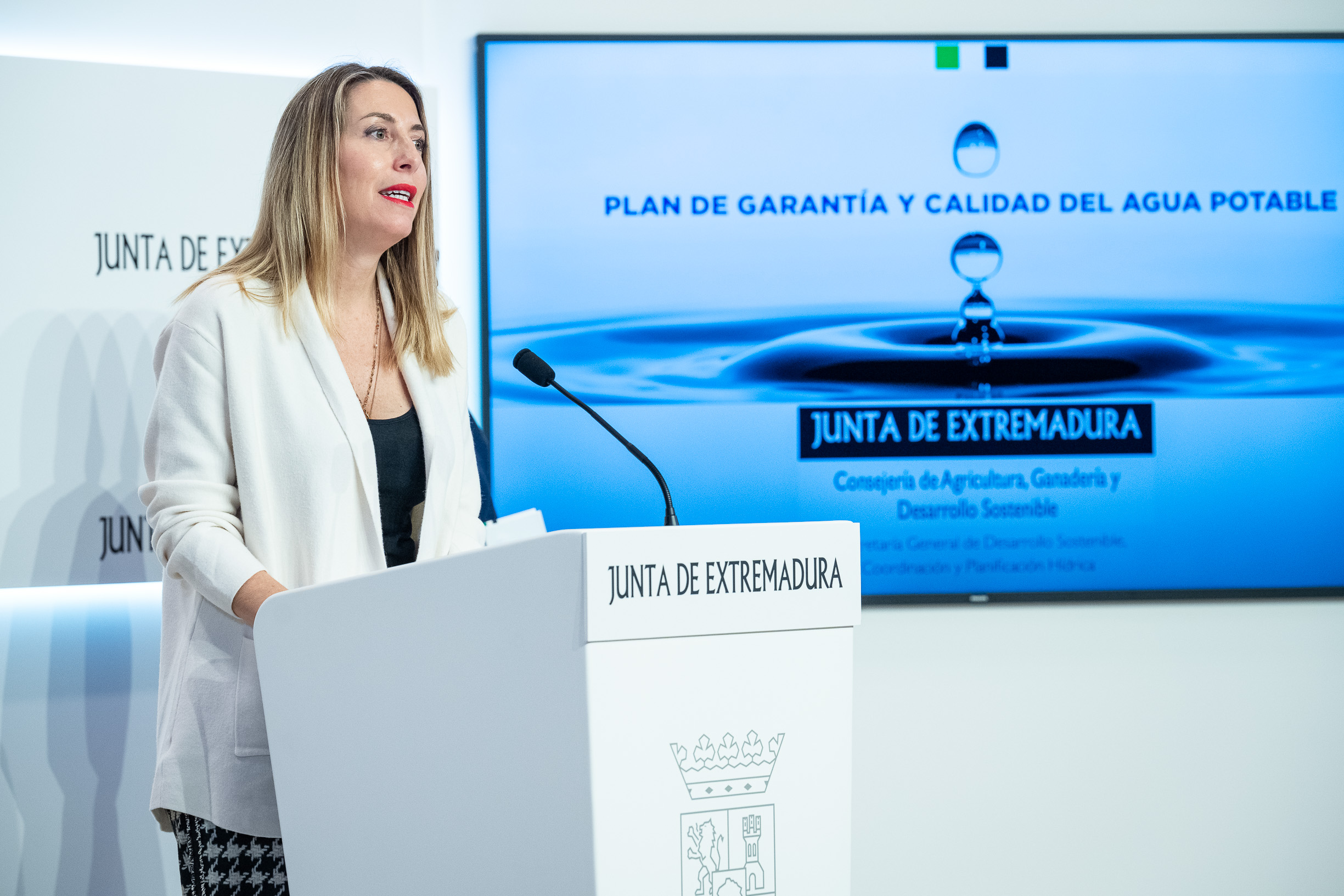 Image 0 of article La presidenta de la Junta presenta el Plan de Garantía y Calidad del Agua Potable: Trabajaremos para que cada gota cuente