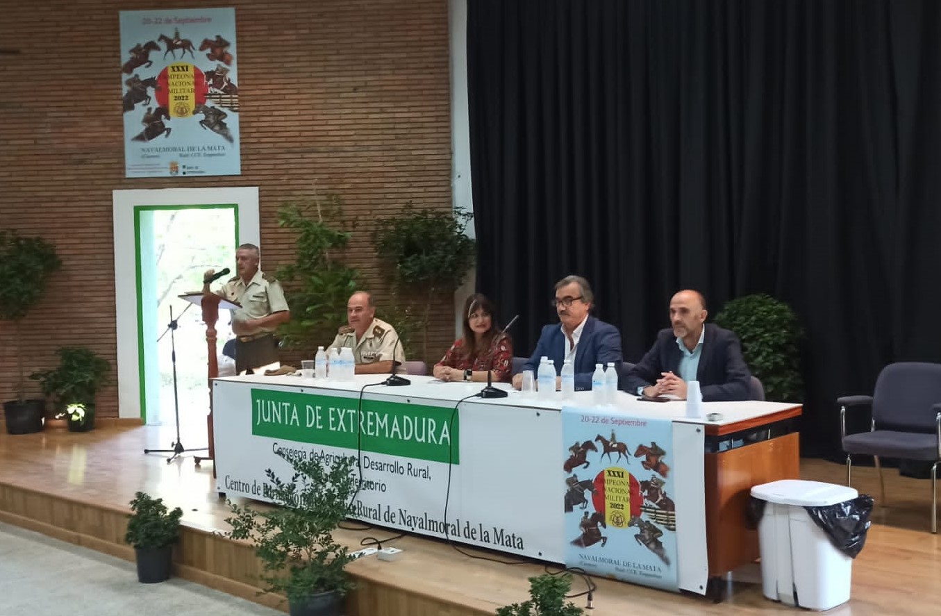 Foto de mesa presidencial durante la inauguración